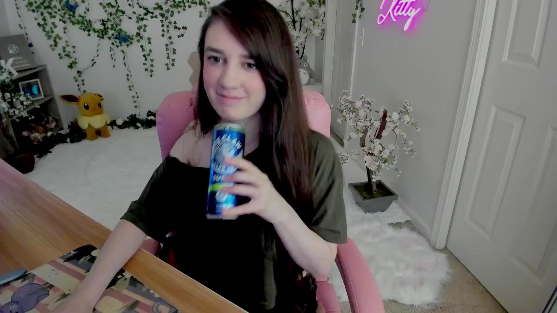 Gallery image thumbnail from Kittenyx's myfreecams stream on, 08/06/2025, 06:29 image 17 of 20