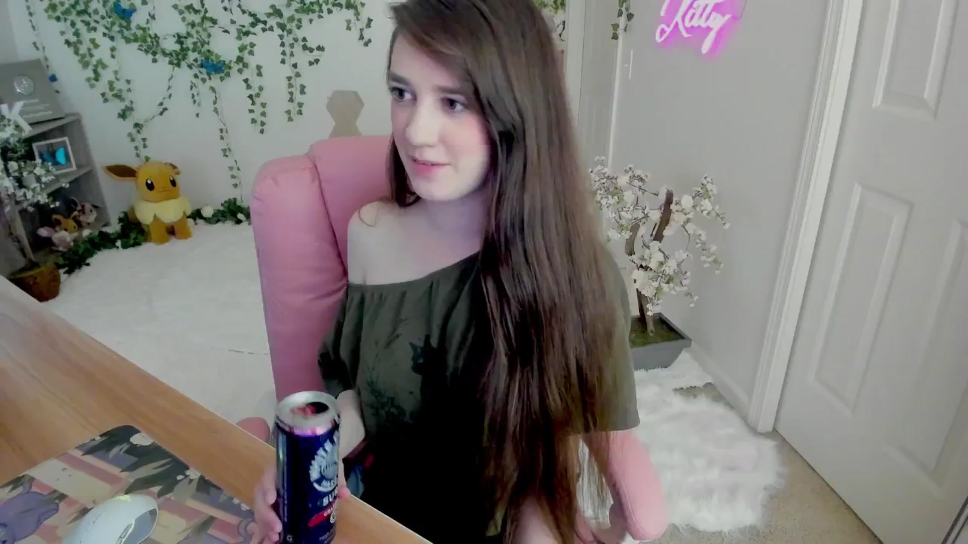 Gallery image thumbnail from Kittenyx's myfreecams stream on, 08/06/2025, 06:29 image 6 of 20