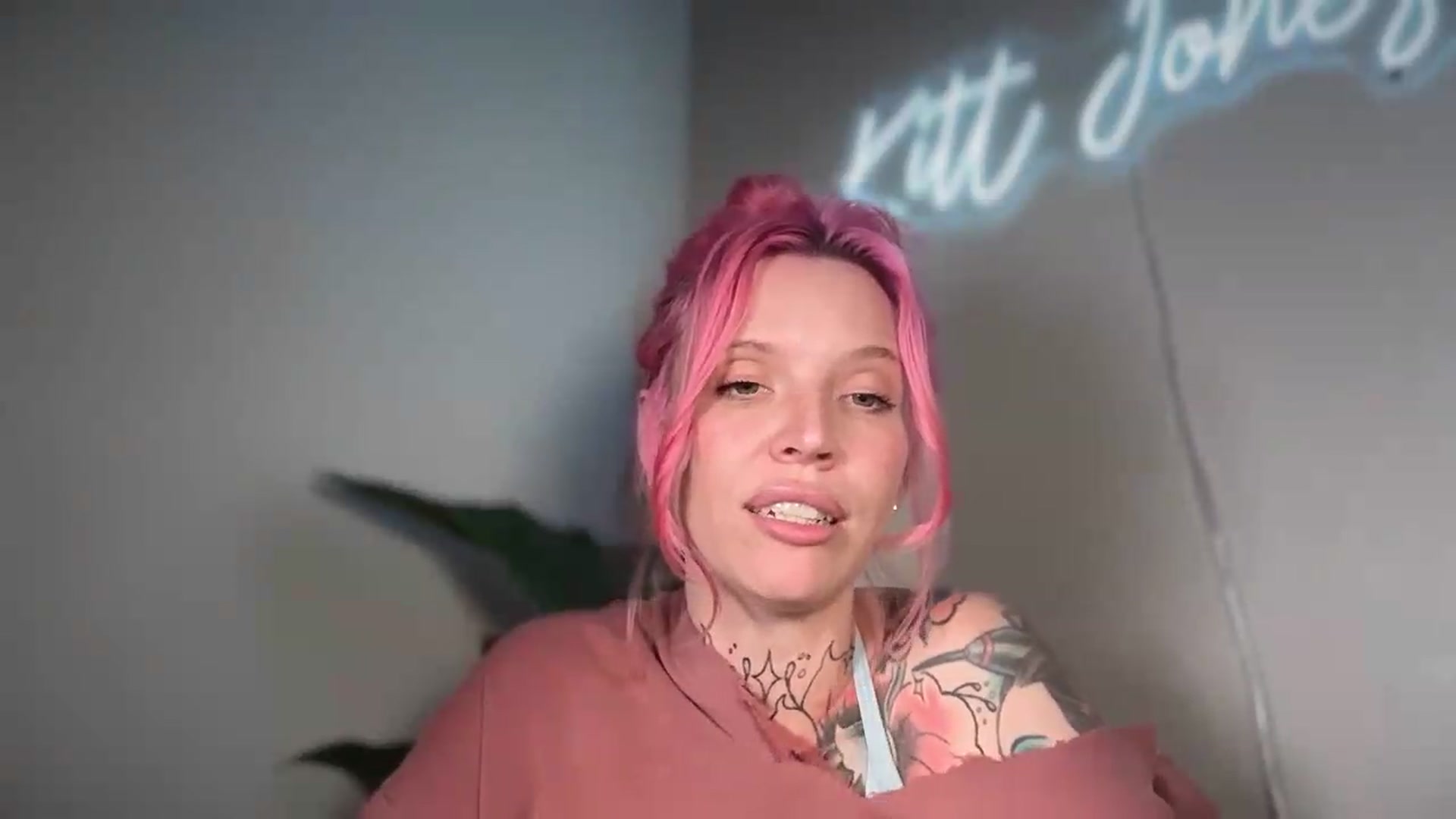 Gallery image thumbnail from Kittjones33's myfreecams stream on, 08/12/2026, 21:04 image 4 of 20