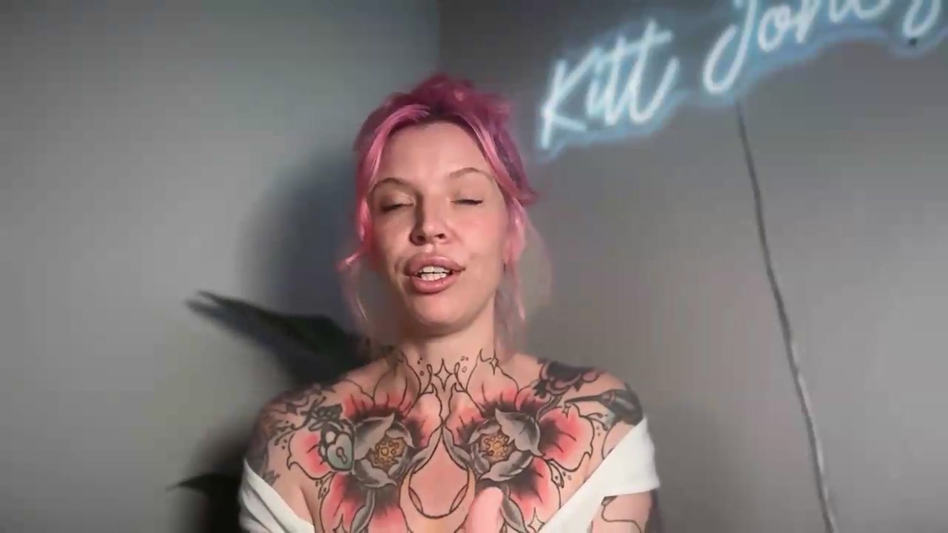 Gallery image thumbnail from Kittjones33's myfreecams stream on, 08/13/2026, 14:22 image 15 of 20