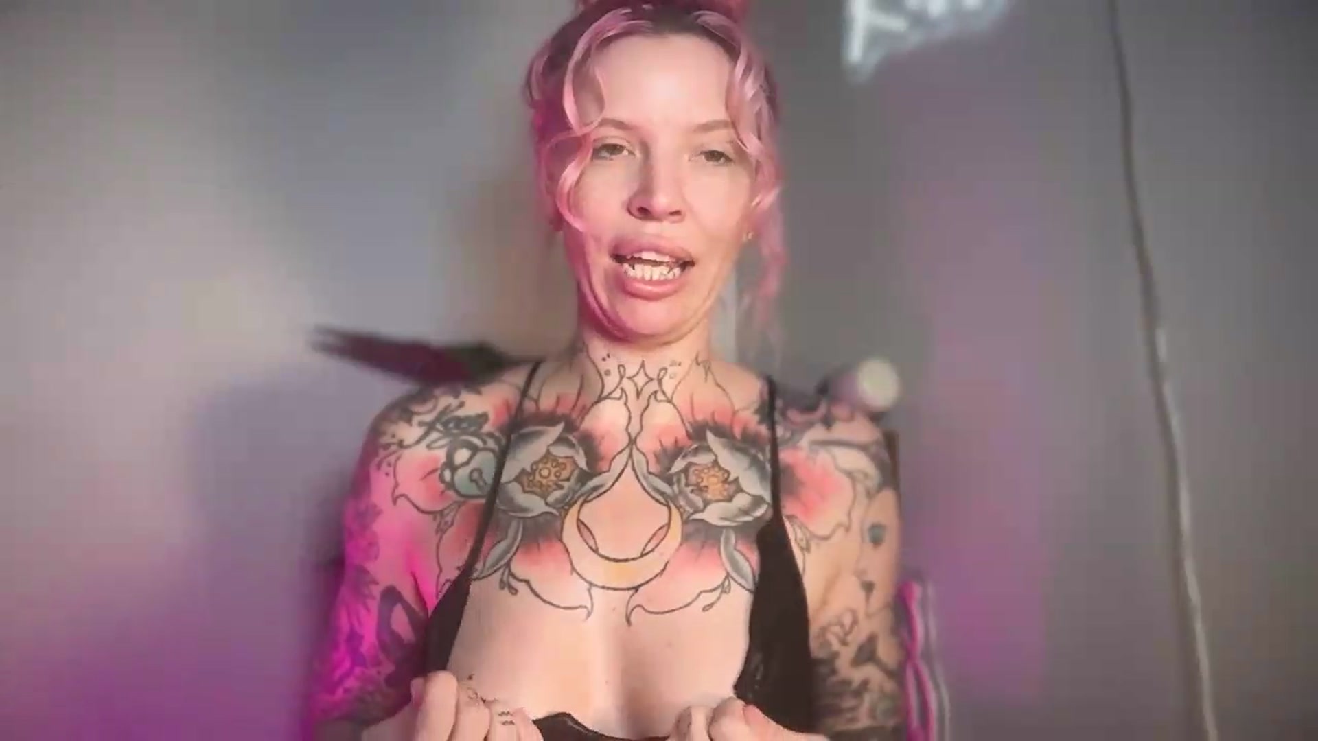 Gallery image thumbnail from Kittjones33's myfreecams stream on, 08/19/2026, 13:22 image 15 of 20