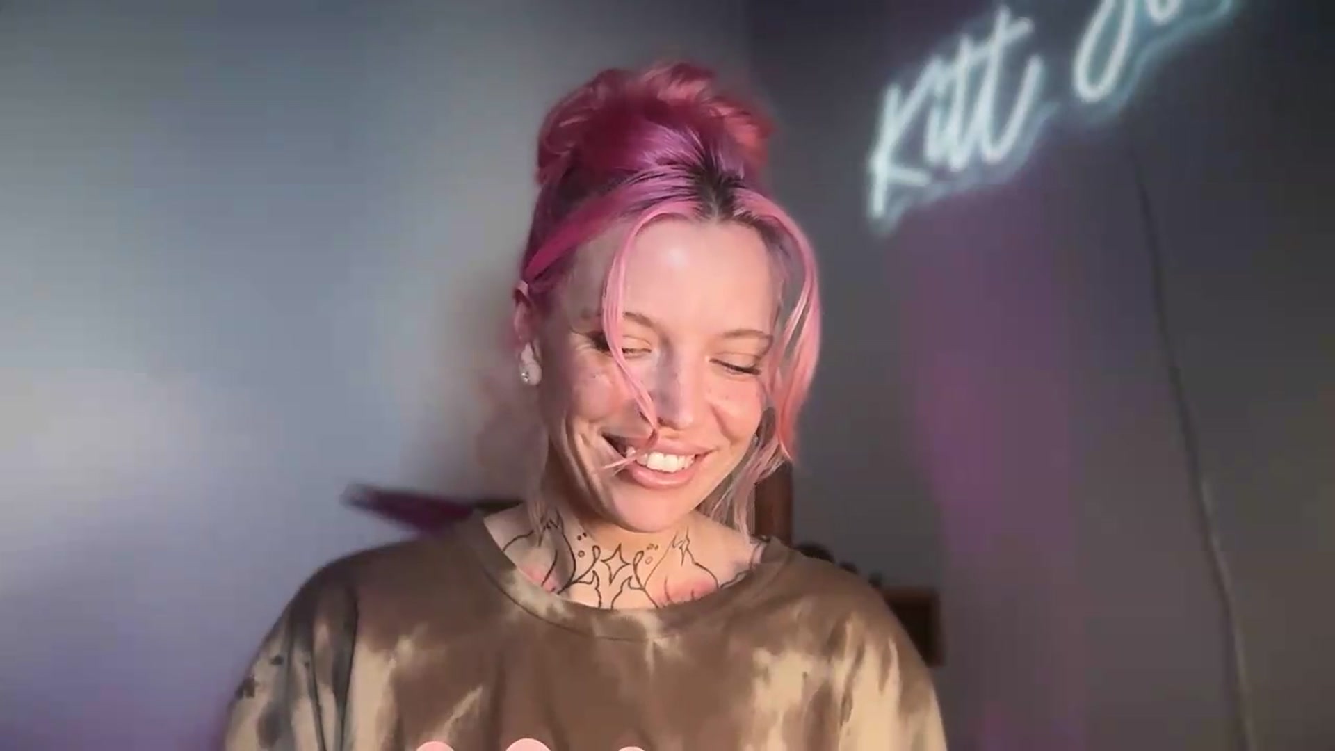 Gallery image thumbnail from Kittjones33's myfreecams stream on, 08/20/2026, 07:19 image 9 of 20