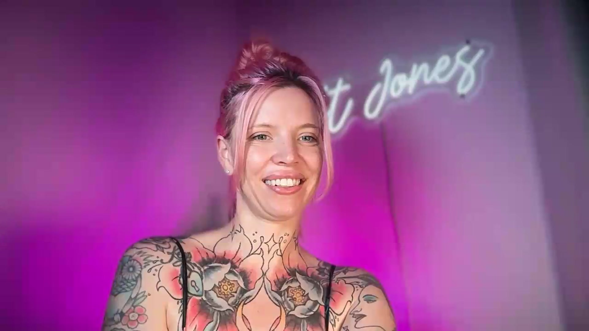 Gallery image thumbnail from Kittjones33's myfreecams stream on, 08/25/2026, 13:23 image 10 of 20