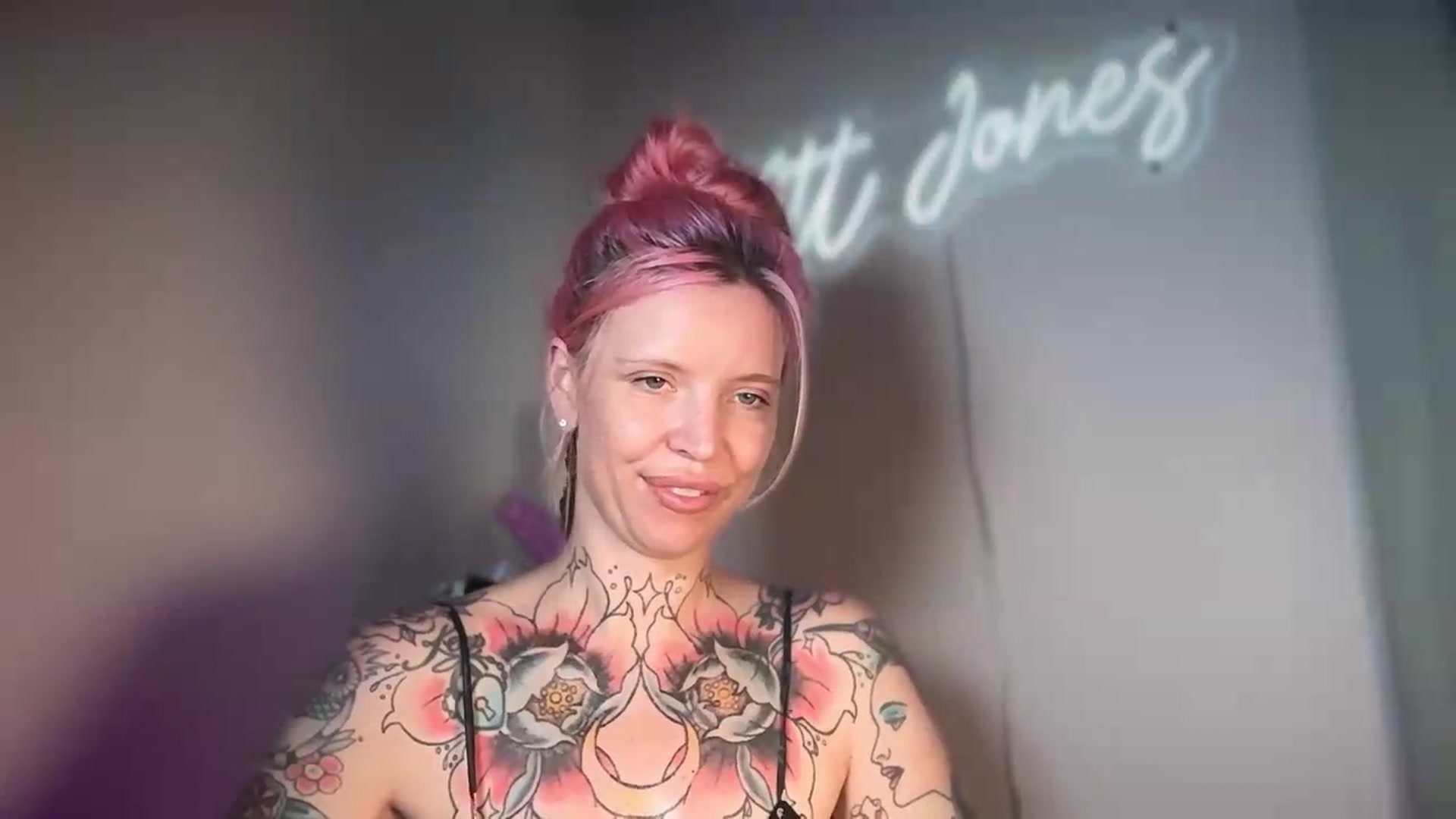 Gallery image thumbnail from Kittjones33's myfreecams stream on, 08/25/2026, 13:23 image 17 of 20