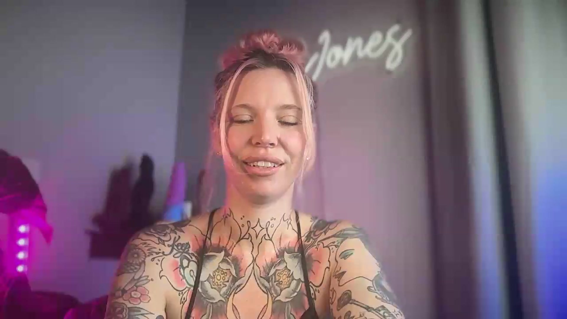Gallery image thumbnail from Kittjones33's myfreecams stream on, 08/31/2026, 12:13 image 18 of 20