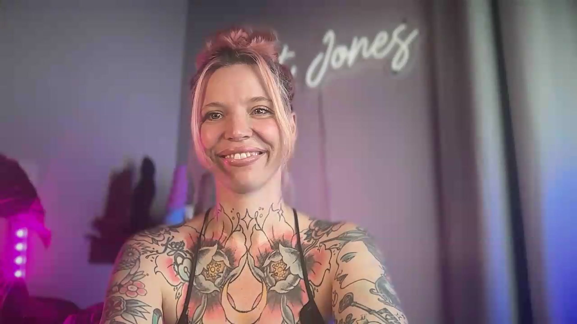 Gallery image thumbnail from Kittjones33's myfreecams stream on, 08/31/2026, 12:13 image 16 of 20