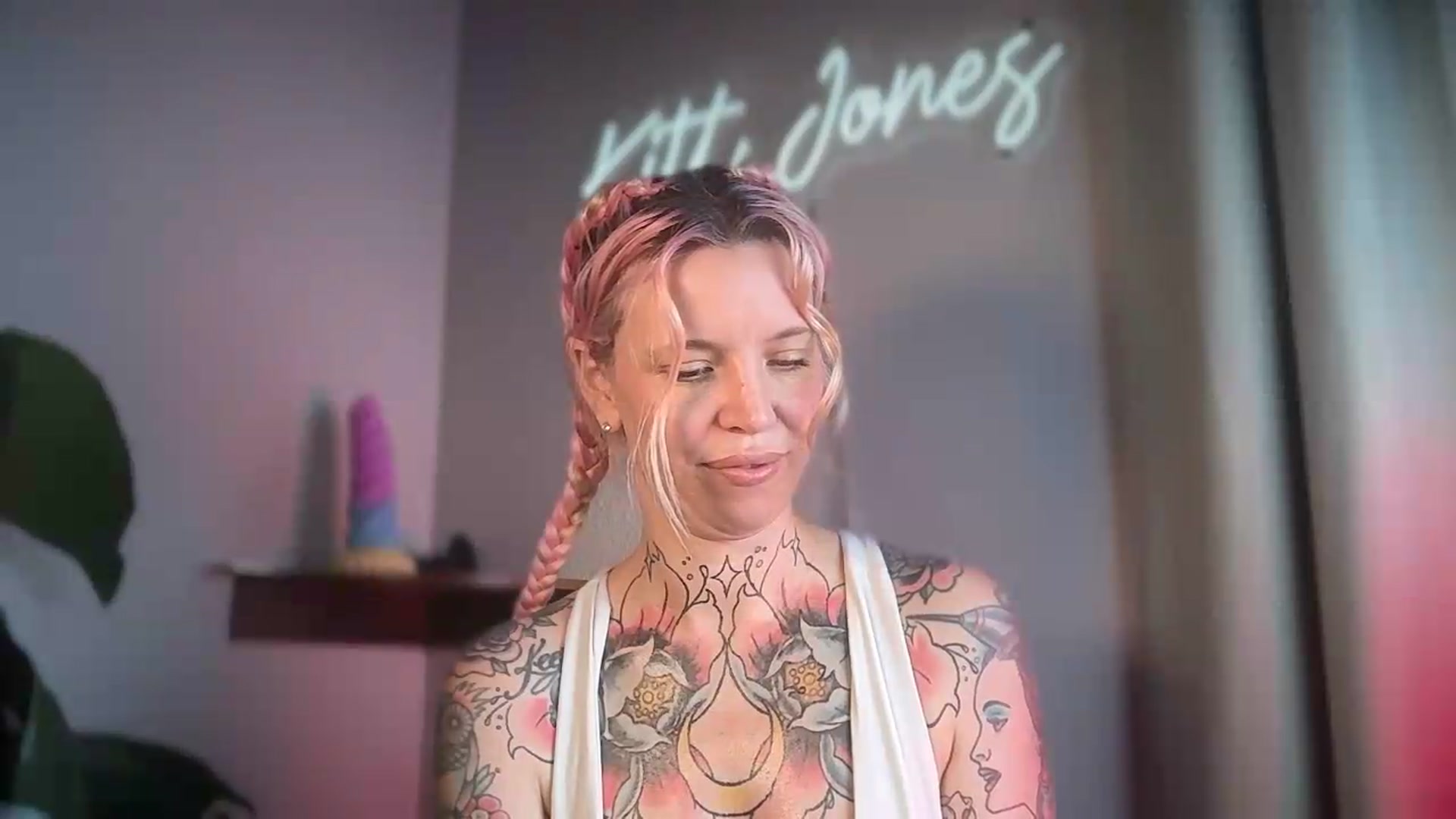 Gallery image thumbnail from Kittjones33's myfreecams stream on, 09/04/2026, 14:09 image 9 of 20
