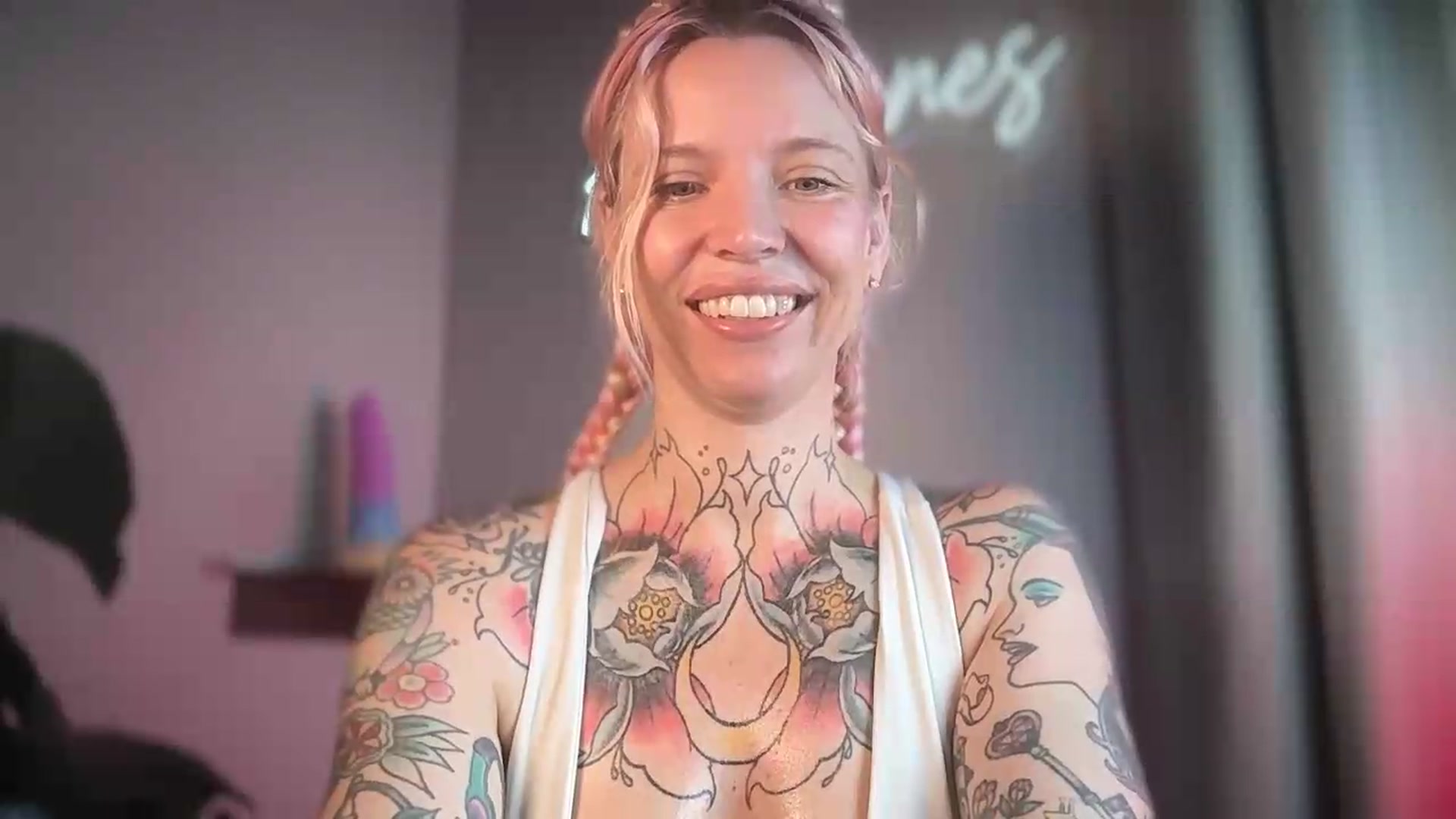 Gallery image thumbnail from Kittjones33's myfreecams stream on, 09/04/2026, 14:09 image 11 of 20
