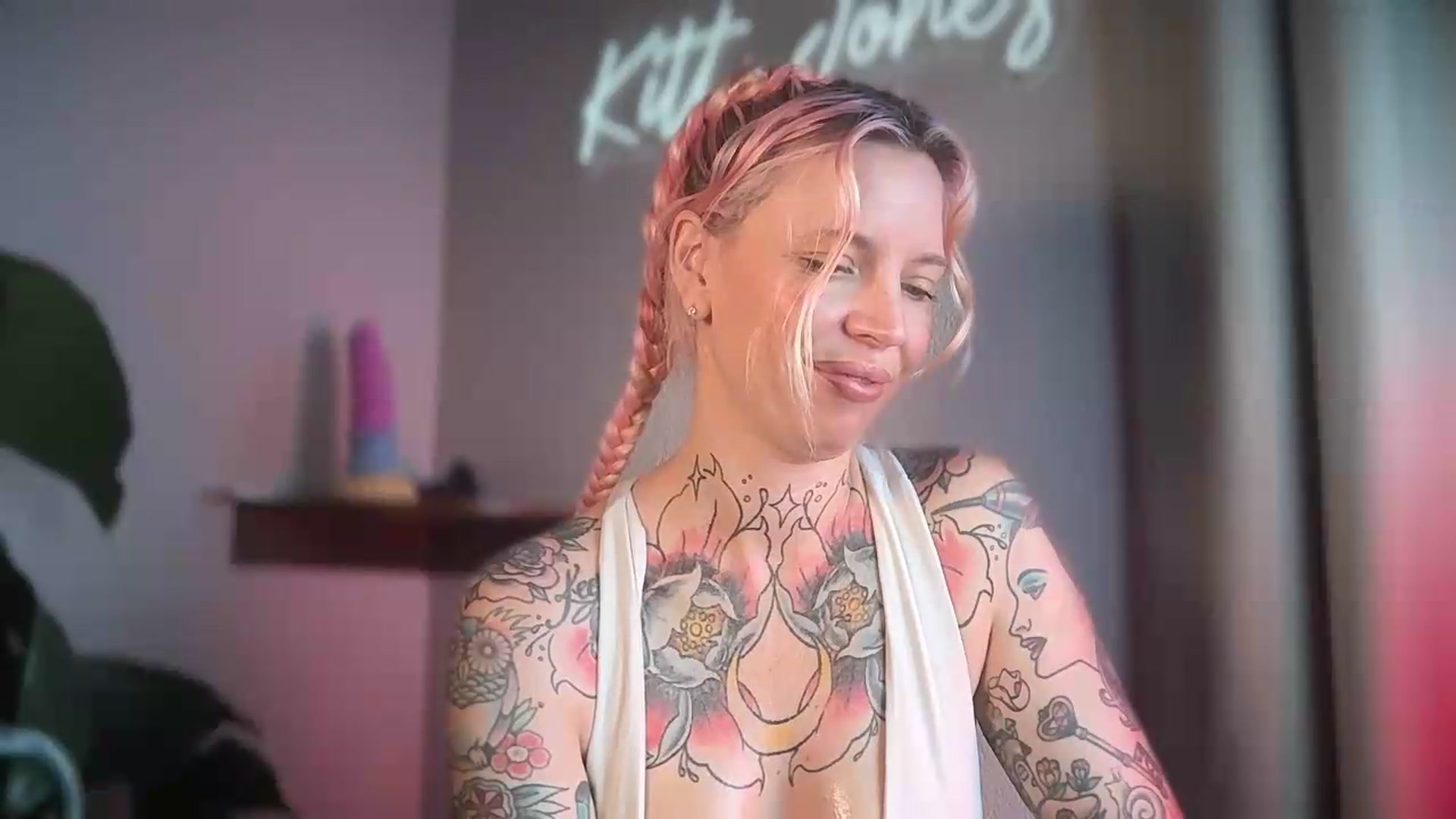 Gallery image thumbnail from Kittjones33's myfreecams stream on, 09/04/2026, 14:09 image 8 of 20