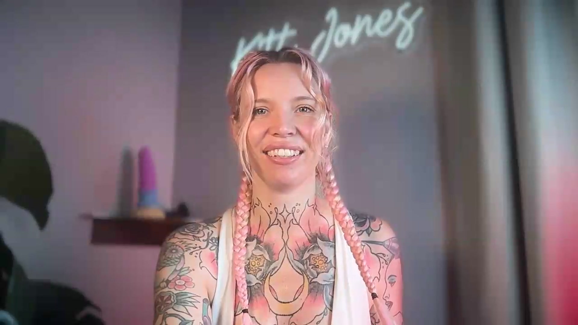 Gallery image thumbnail from Kittjones33's myfreecams stream on, 09/04/2026, 14:09 image 5 of 20