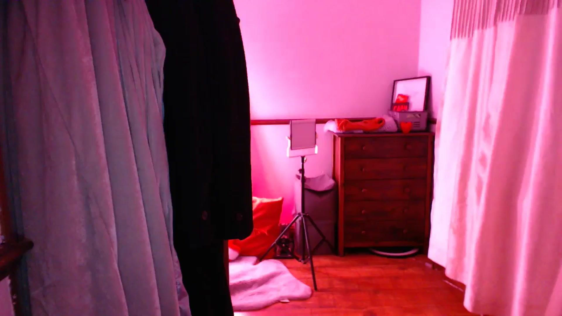 Gallery image thumbnail from KittyCash3w's myfreecams stream on, 05/08/2024, 21:40 image 17 of 20
