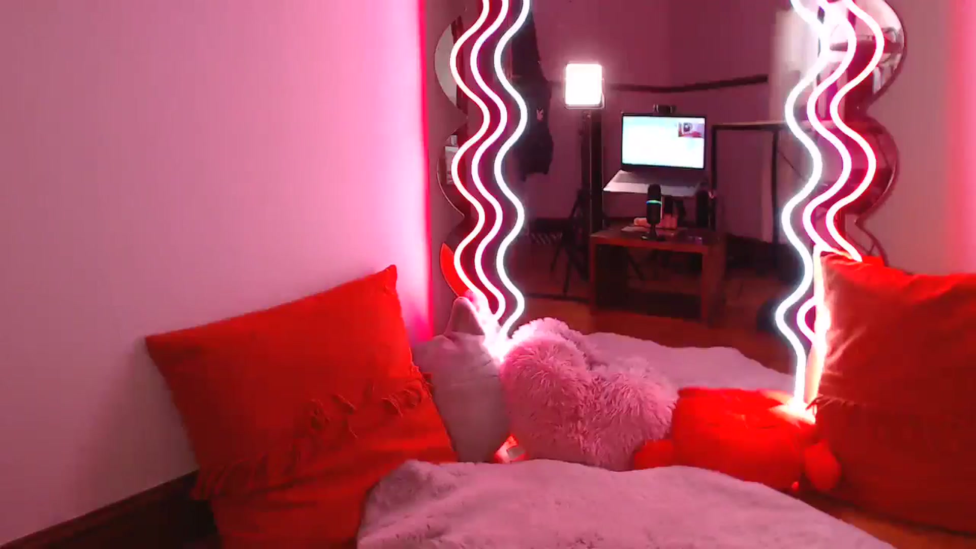 Gallery image thumbnail from KittyCash3w's myfreecams stream on, 05/15/2024, 14:31 image 14 of 20