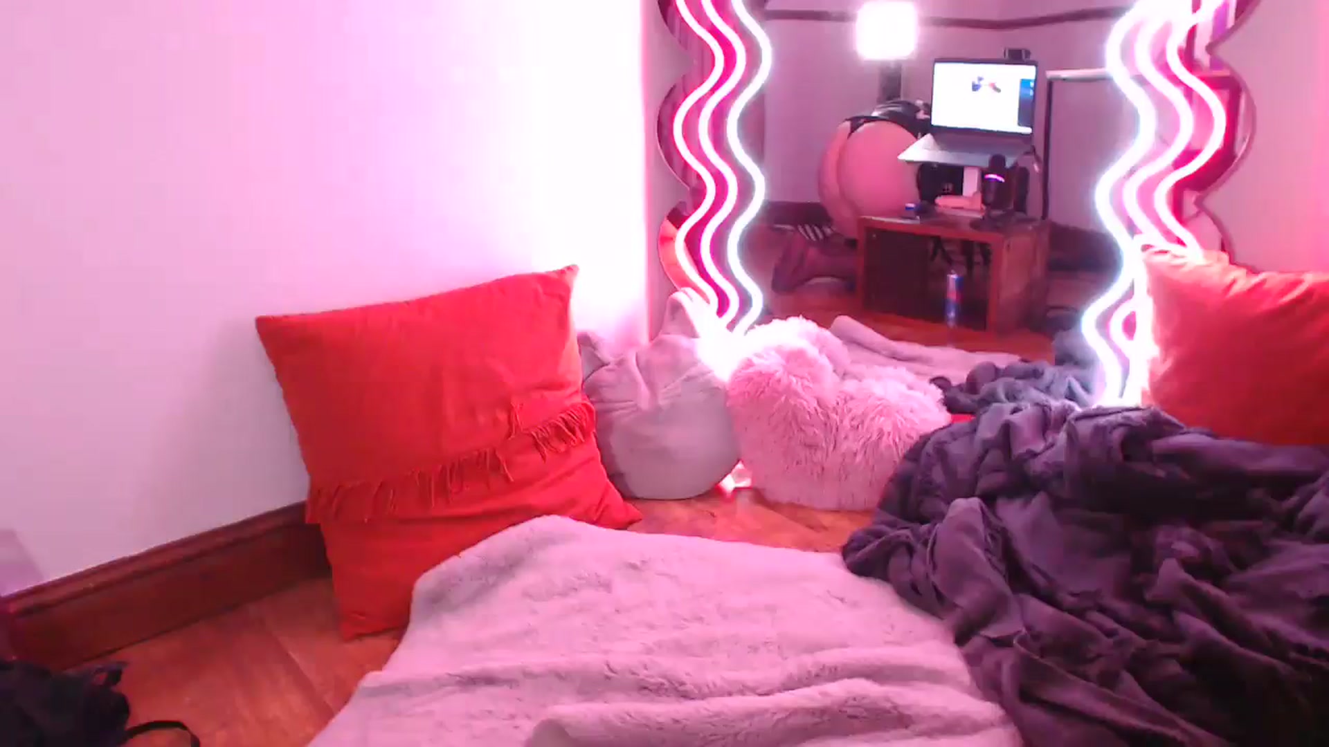 Gallery image thumbnail from KittyCash3w's myfreecams stream on, 05/15/2024, 16:04 image 9 of 20