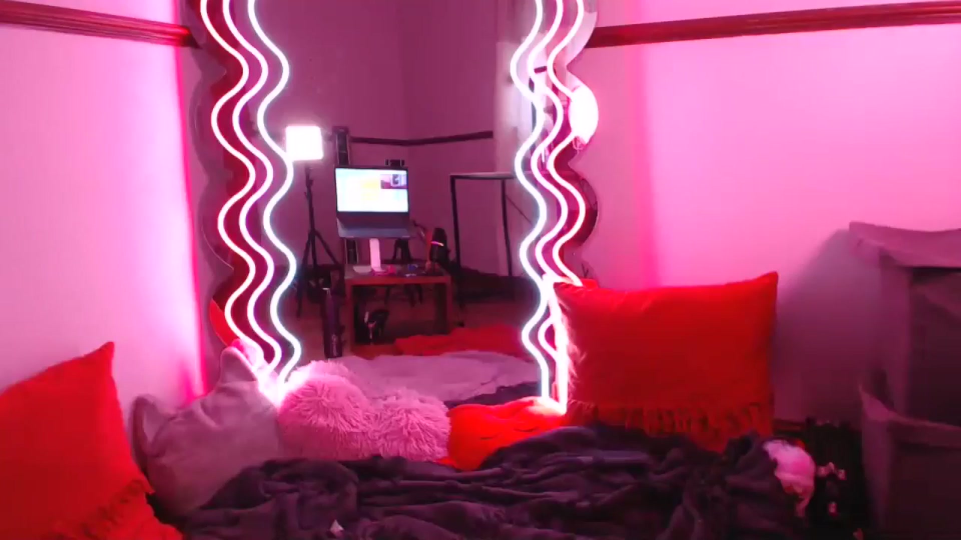 Gallery image thumbnail from KittyCash3w's myfreecams stream on, 05/15/2024, 20:44 image 2 of 20