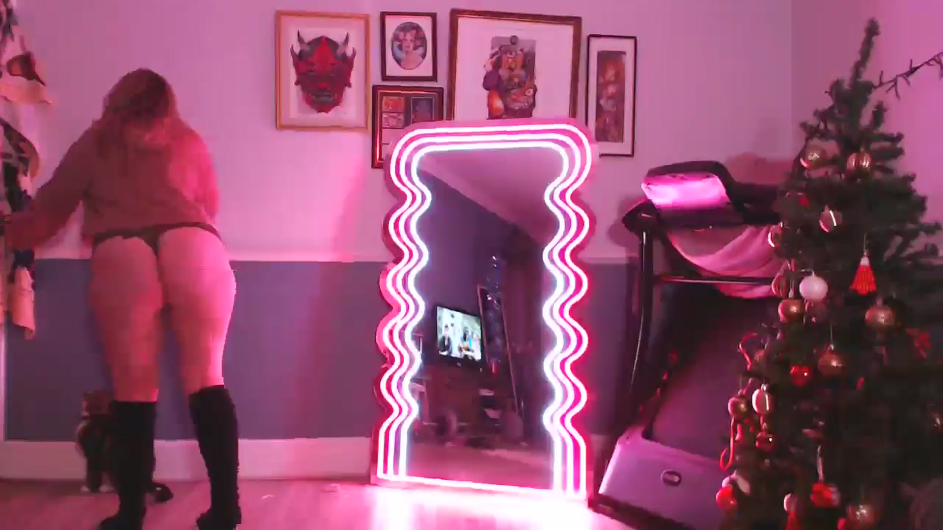 Gallery image thumbnail from KittyCash3w's myfreecams stream on, 12/03/2024, 19:24 image 13 of 20