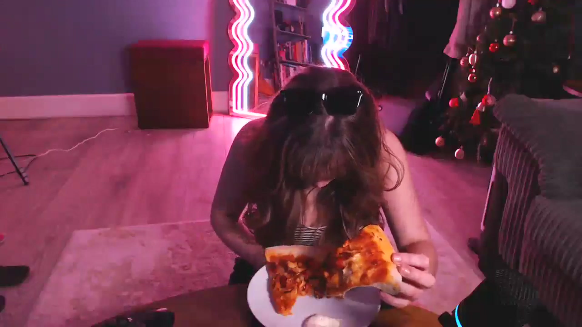 Gallery image thumbnail from KittyCash3w's myfreecams stream on, 12/04/2024, 22:34 image 10 of 20