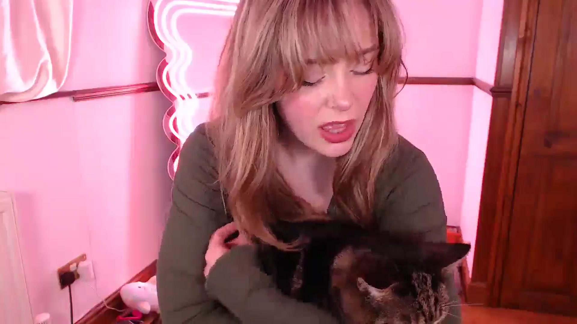 Gallery image thumbnail from KittyCash3w's myfreecams stream on, 03/06/2025, 20:13 image 15 of 20
