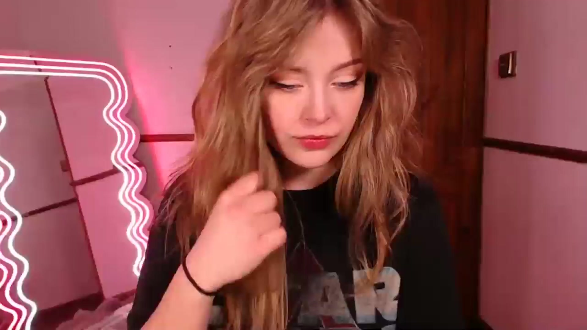 Gallery image thumbnail from KittyCash3w's myfreecams stream on, 03/13/2025, 20:16 image 13 of 20