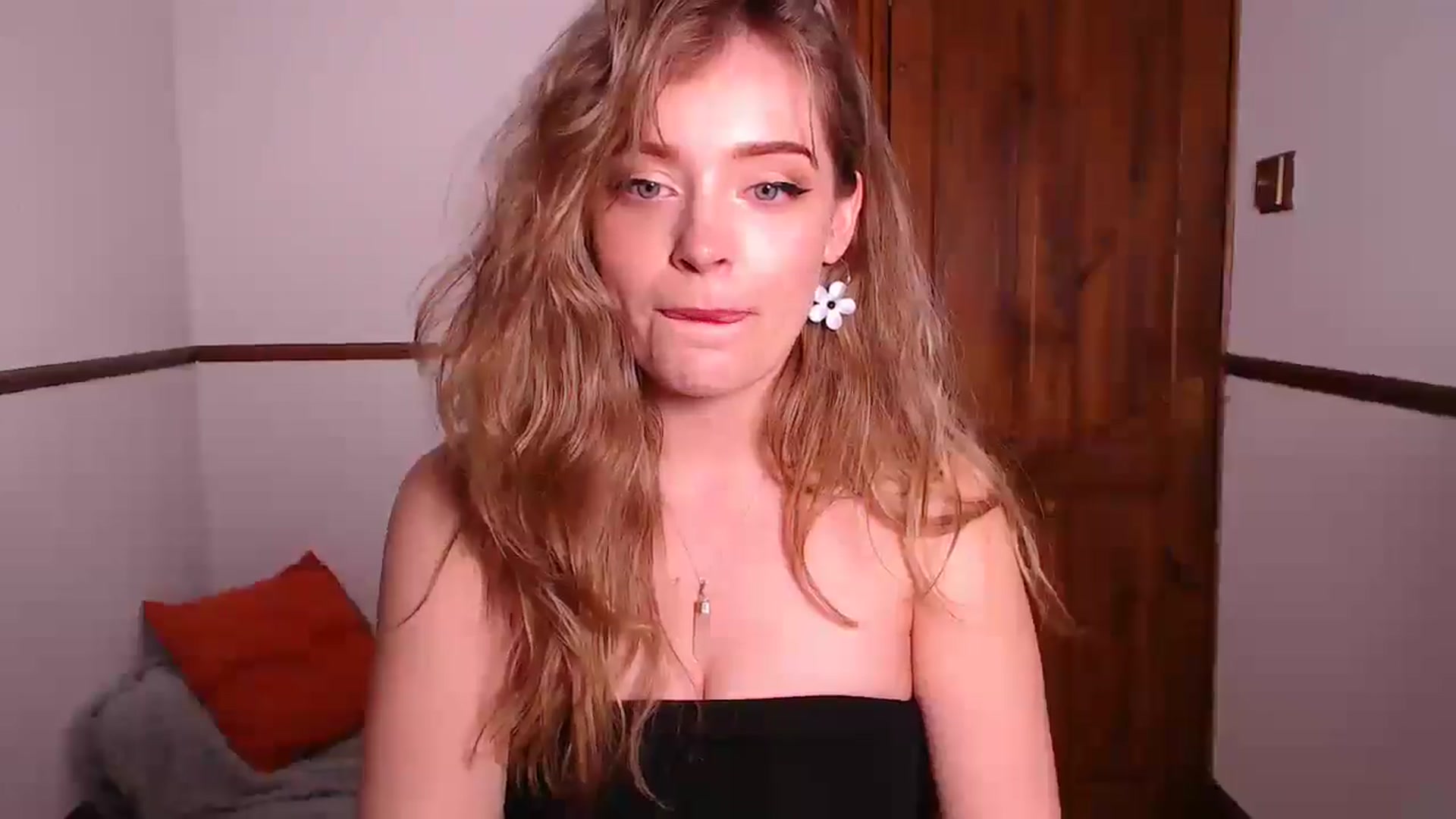 Gallery image thumbnail from KittyCash3w's myfreecams stream on, 03/25/2025, 18:20 image 14 of 20