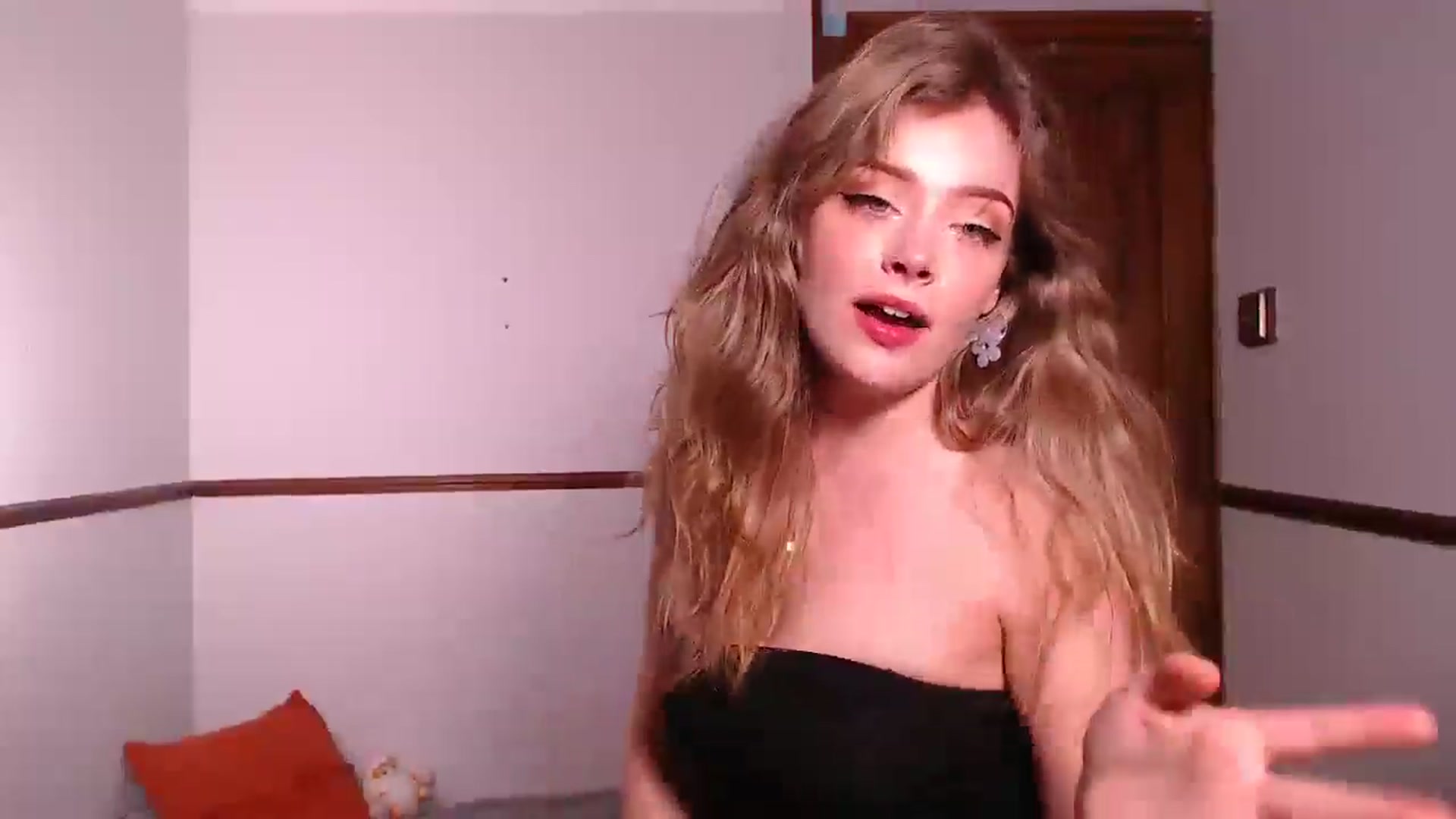 Gallery image thumbnail from KittyCash3w's myfreecams stream on, 03/25/2025, 18:20 image 18 of 20