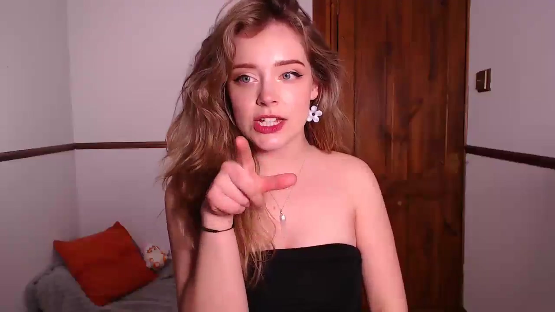 Gallery image thumbnail from KittyCash3w's myfreecams stream on, 03/25/2025, 18:20 image 10 of 20