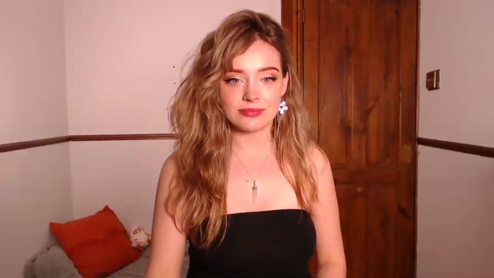 Gallery image thumbnail from KittyCash3w's myfreecams stream on, 03/25/2025, 18:20 image 3 of 20