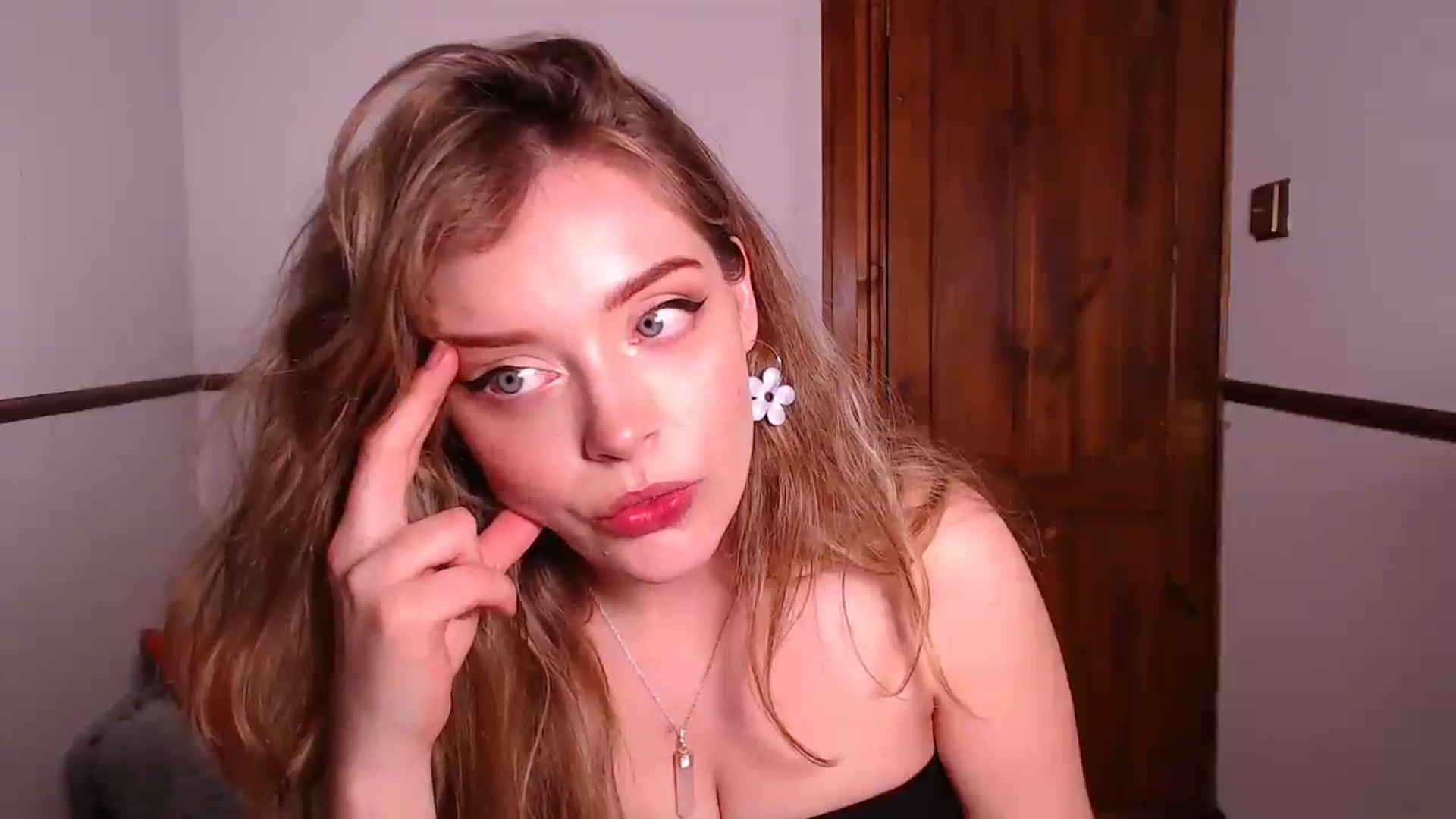 Gallery image thumbnail from KittyCash3w's myfreecams stream on, 03/25/2025, 18:20 image 13 of 20