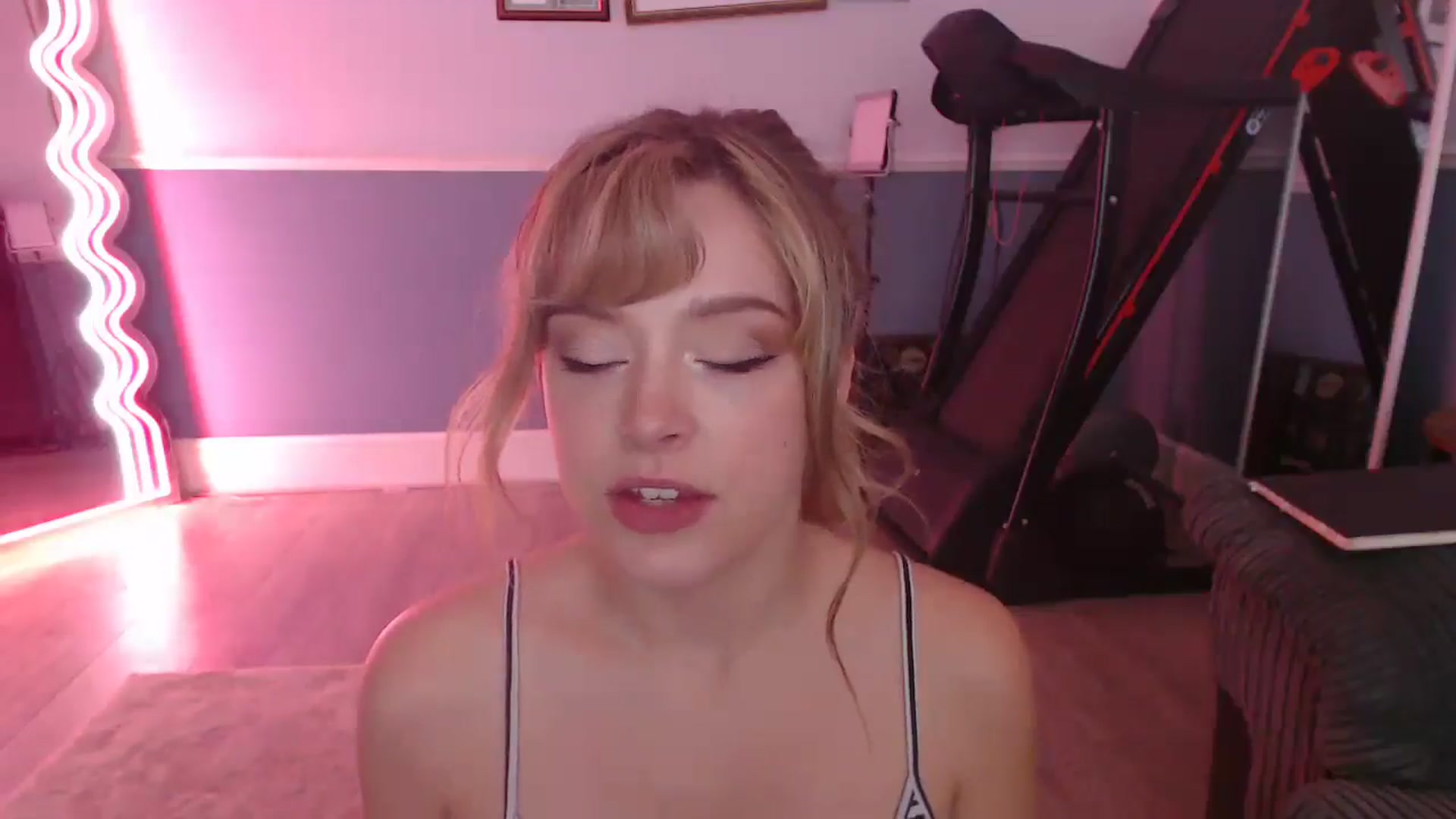 Gallery image thumbnail from KittyCash3w's myfreecams stream on, 08/06/2025, 17:38 image 14 of 20