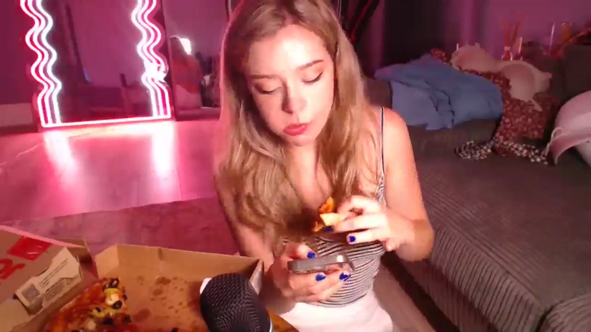Gallery image thumbnail from KittyCash3w's myfreecams stream on, 08/13/2025, 19:38 image 16 of 20