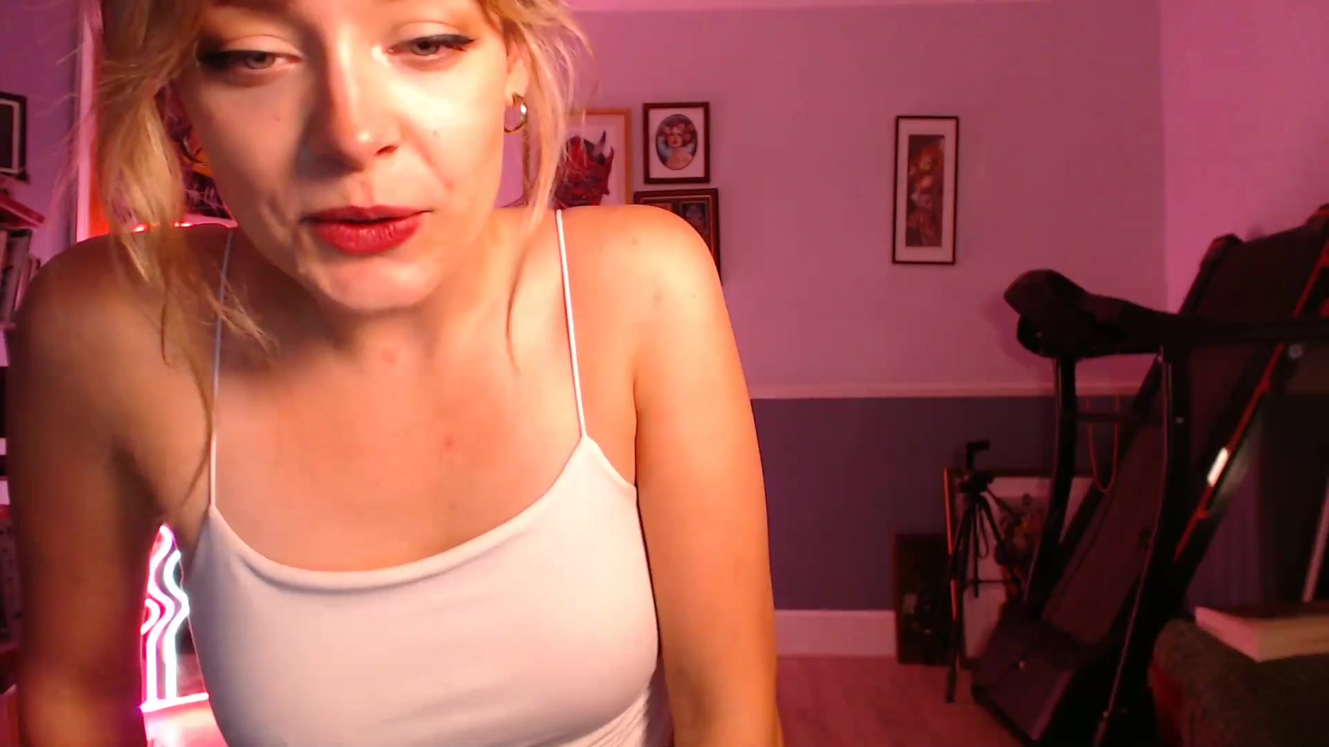 Gallery image thumbnail from KittyCash3w's myfreecams stream on, 09/01/2025, 18:27 image 19 of 20