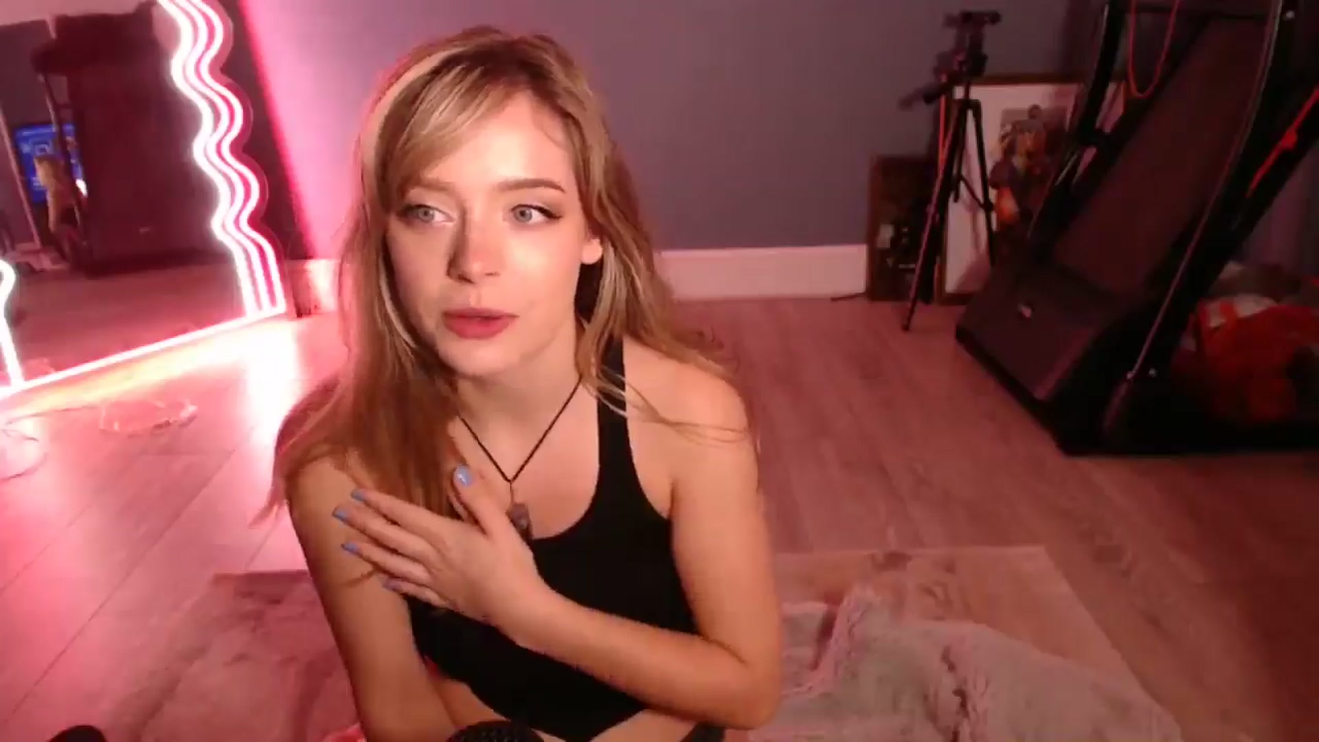 Gallery image thumbnail from KittyCash3w's myfreecams stream on, 09/18/2025, 20:03 image 4 of 20
