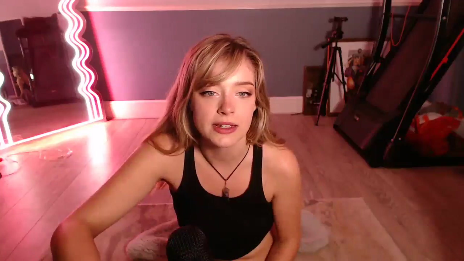 Gallery image thumbnail from KittyCash3w's myfreecams stream on, 09/18/2025, 20:03 image 12 of 20