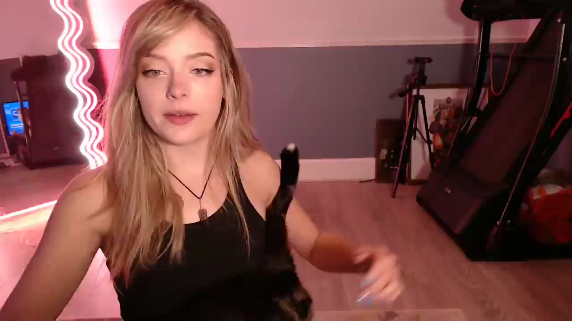 Gallery image thumbnail from KittyCash3w's myfreecams stream on, 09/18/2025, 20:03 image 1 of 20