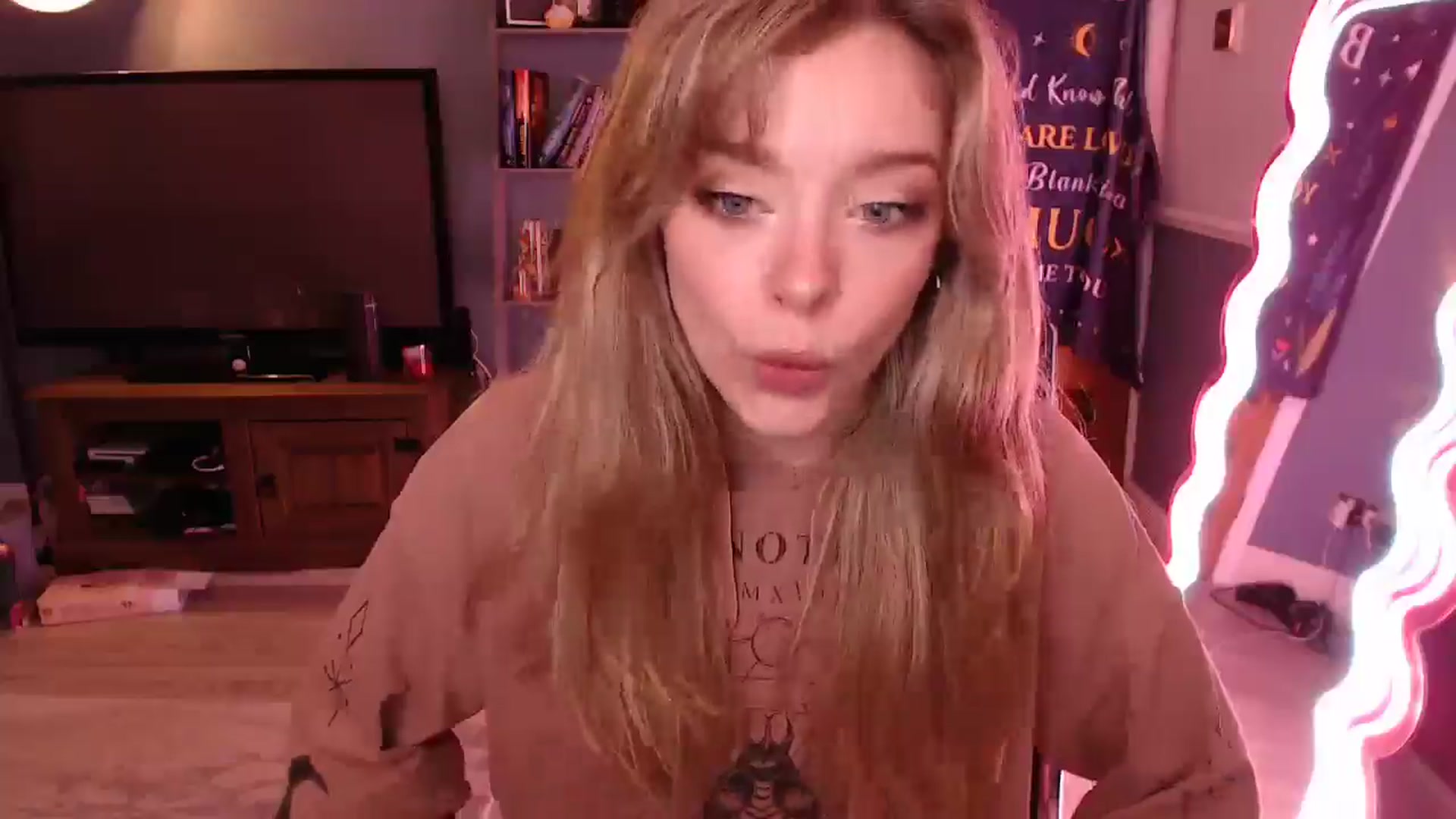 Gallery image thumbnail from KittyCash3w's myfreecams stream on, 10/21/2025, 19:46 image 5 of 20