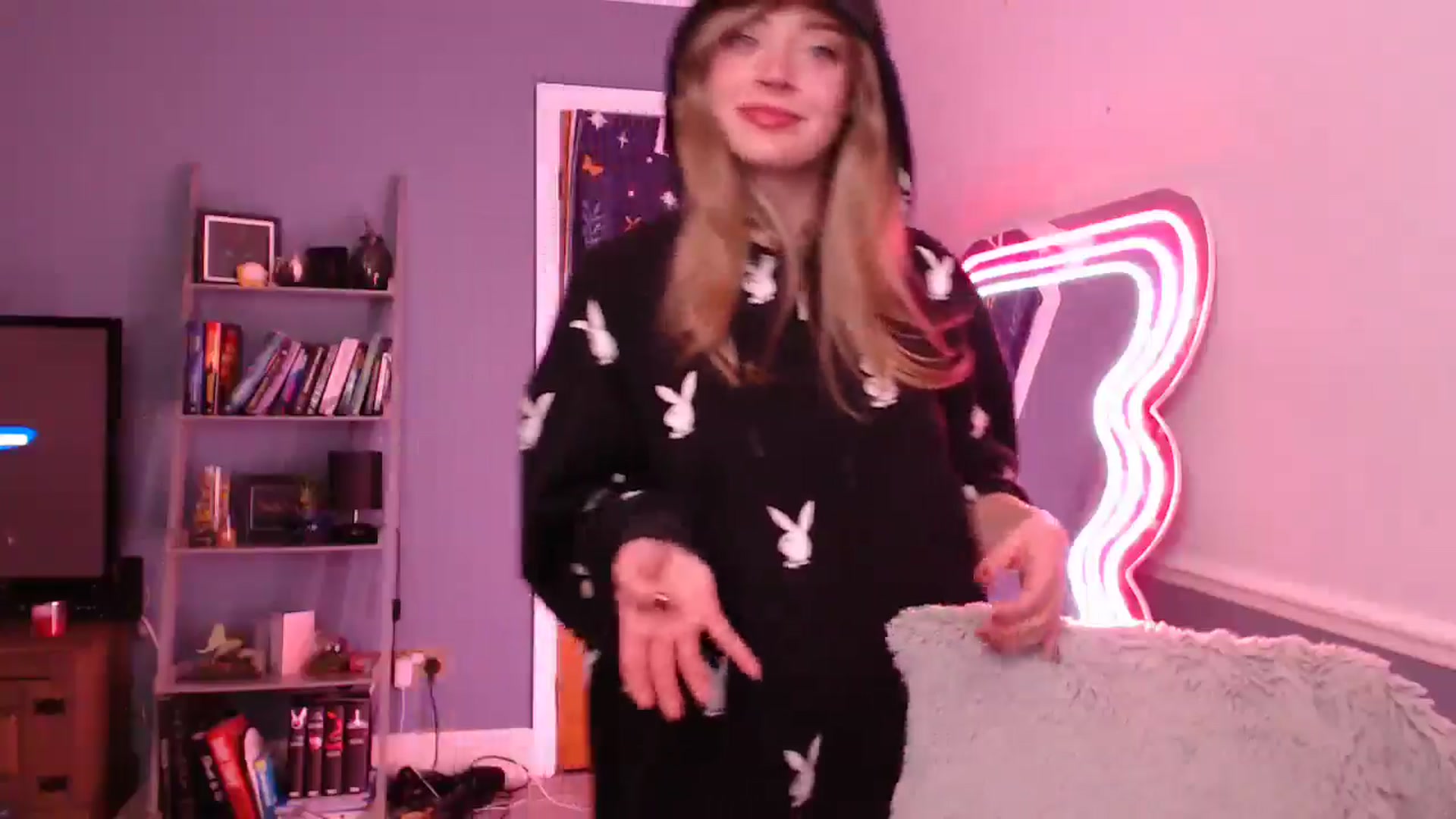 Gallery image thumbnail from KittyCash3w's myfreecams stream on, 10/30/2025, 24:03 image 18 of 20