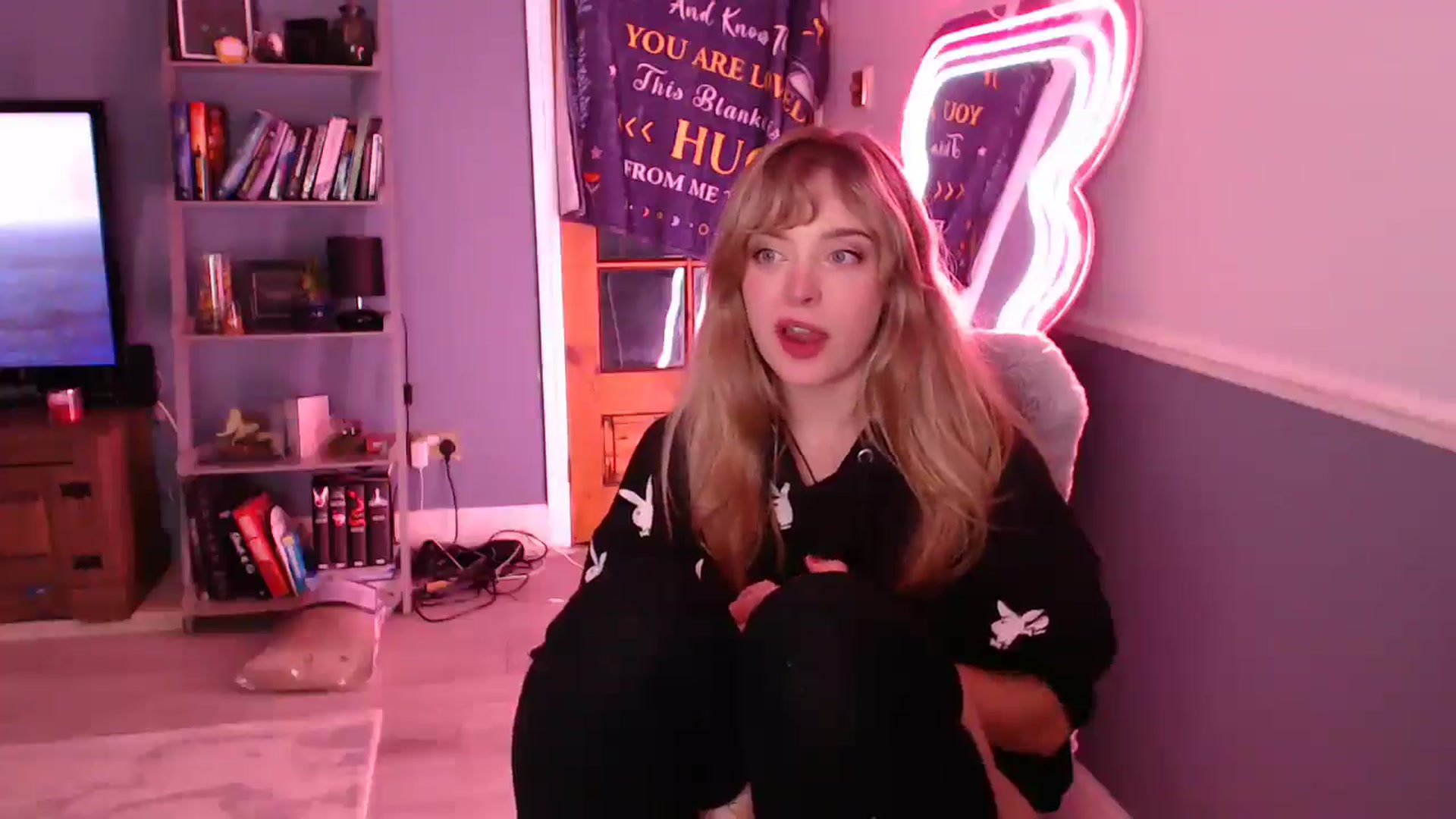 Gallery image thumbnail from KittyCash3w's myfreecams stream on, 10/30/2025, 24:03 image 8 of 20