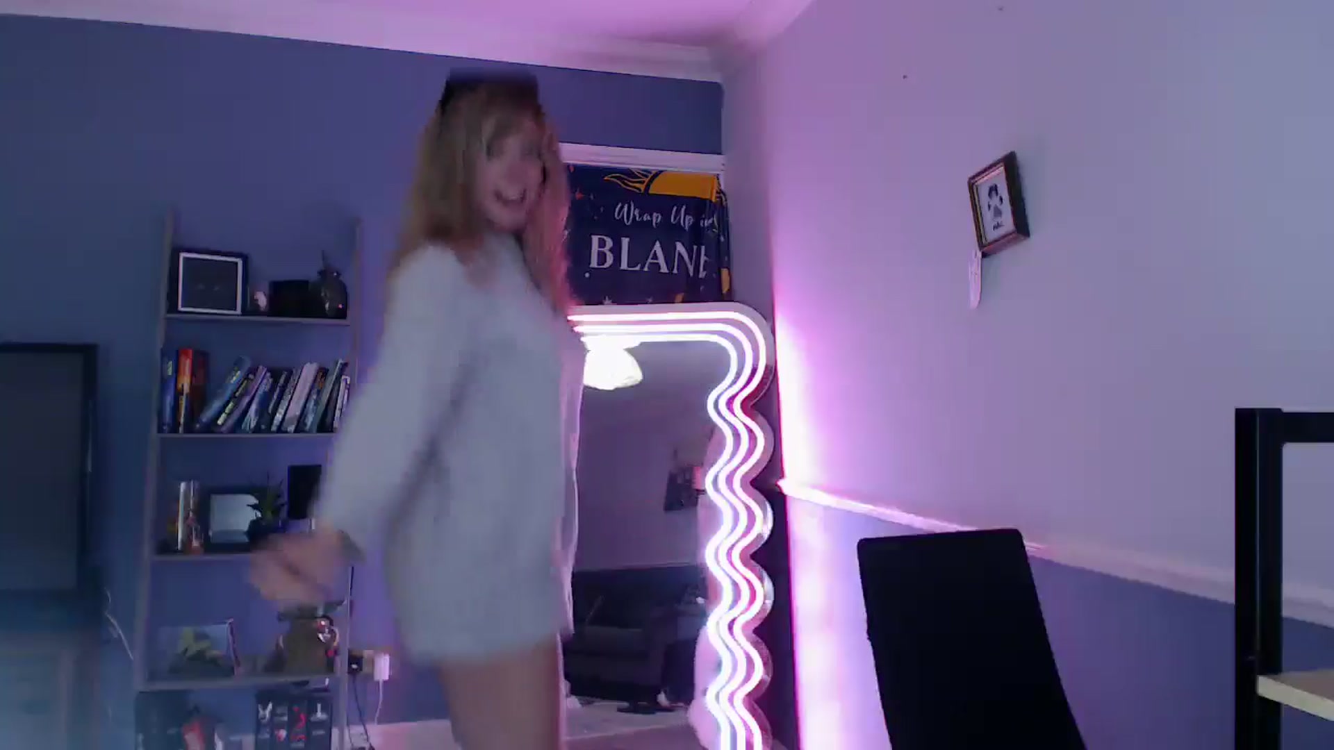 Gallery image thumbnail from KittyCash3w's myfreecams stream on, 11/12/2025, 20:10 image 4 of 20