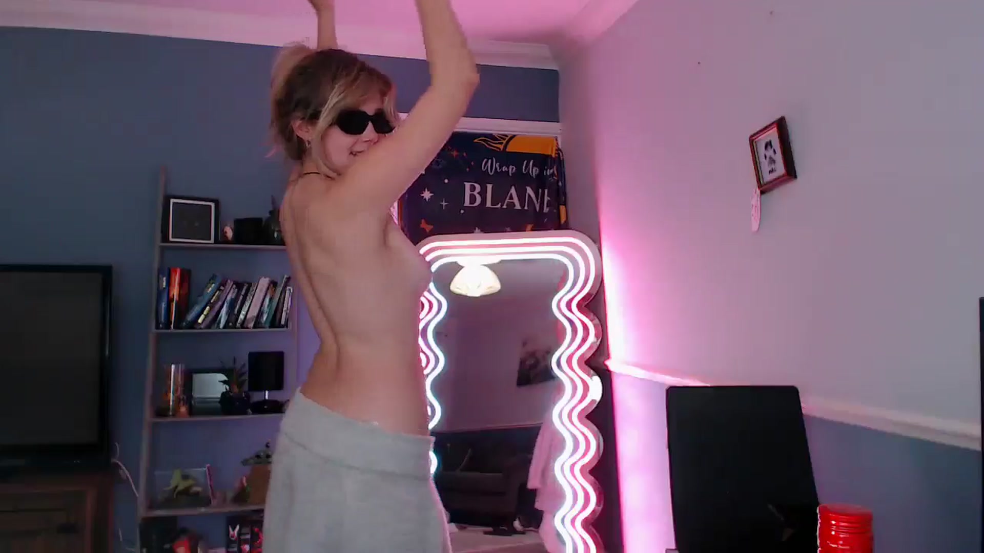 Gallery image thumbnail from KittyCash3w's myfreecams stream on, 11/12/2025, 22:26 image 3 of 20