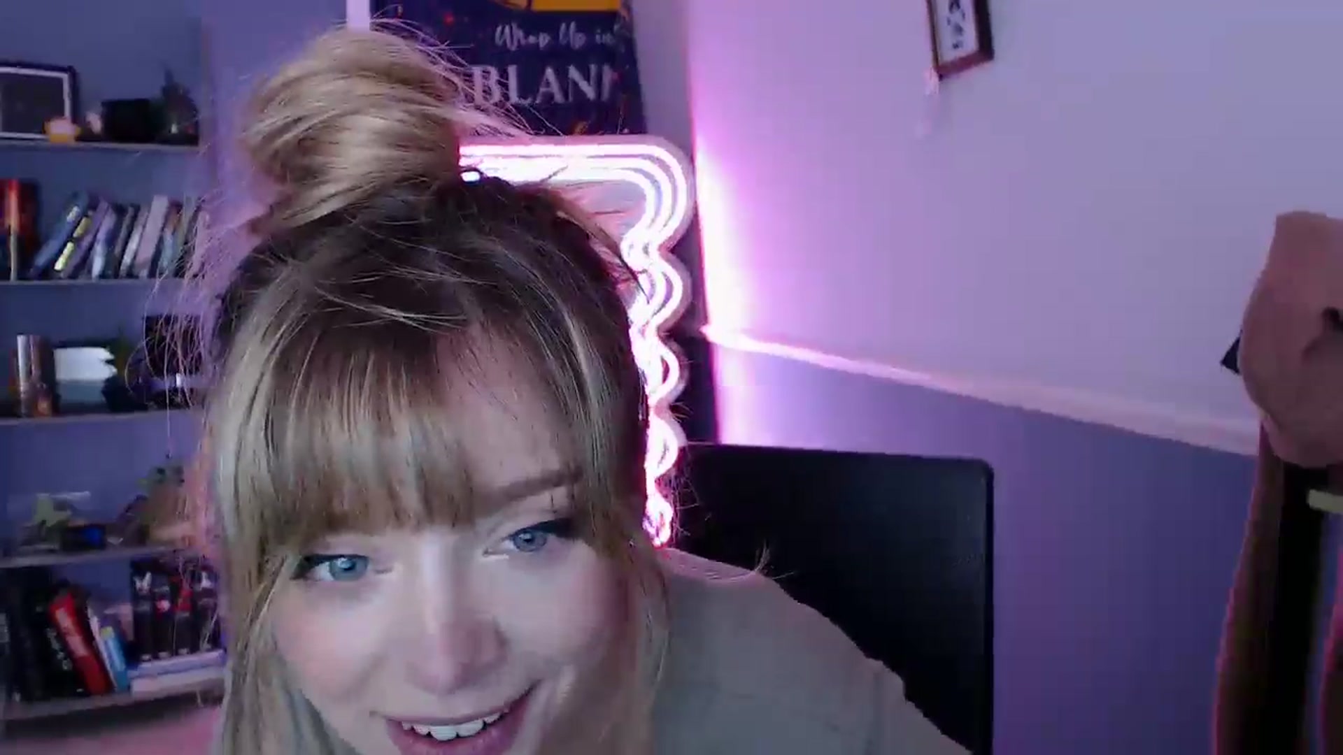 Gallery image thumbnail from KittyCash3w's myfreecams stream on, 11/16/2025, 15:13 image 7 of 20