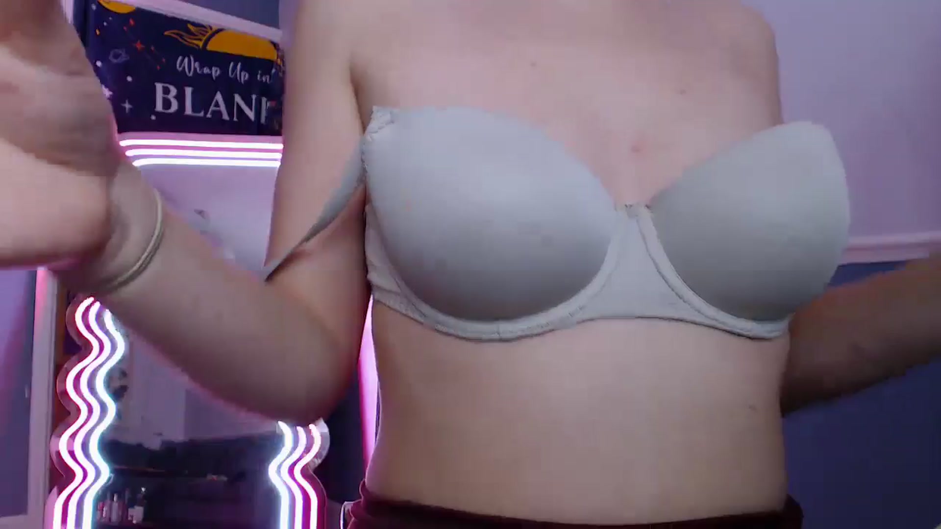 Gallery image thumbnail from KittyCash3w's myfreecams stream on, 11/16/2025, 17:35 image 11 of 20