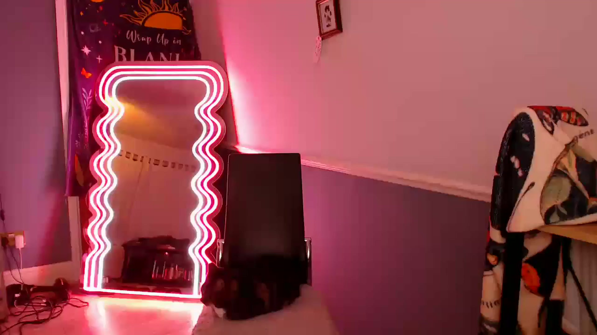 Gallery image thumbnail from KittyCash3w's myfreecams stream on, 11/19/2025, 22:28 image 10 of 20
