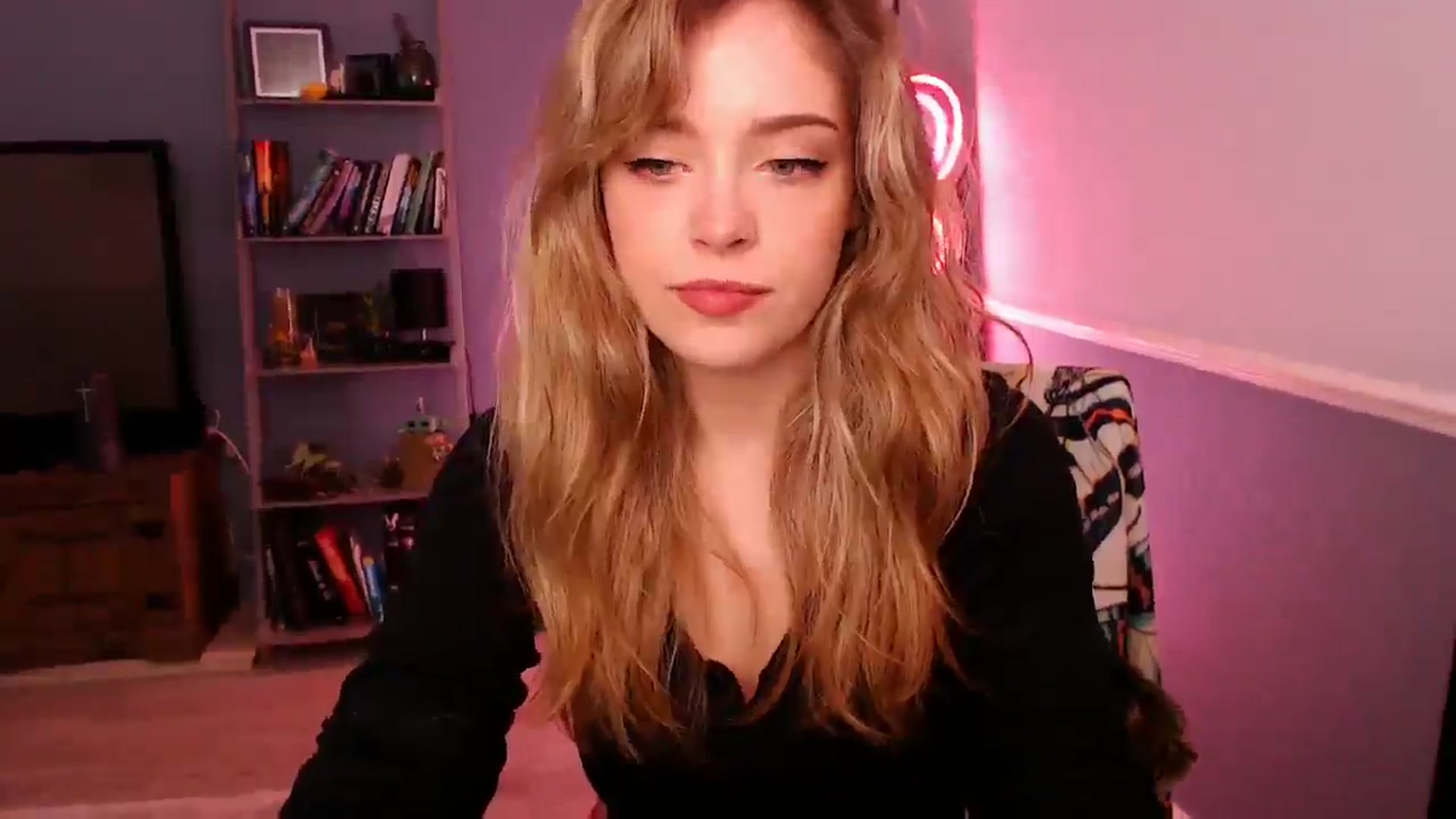 Gallery image thumbnail from KittyCash3w's myfreecams stream on, 12/07/2025, 12:48 image 13 of 20