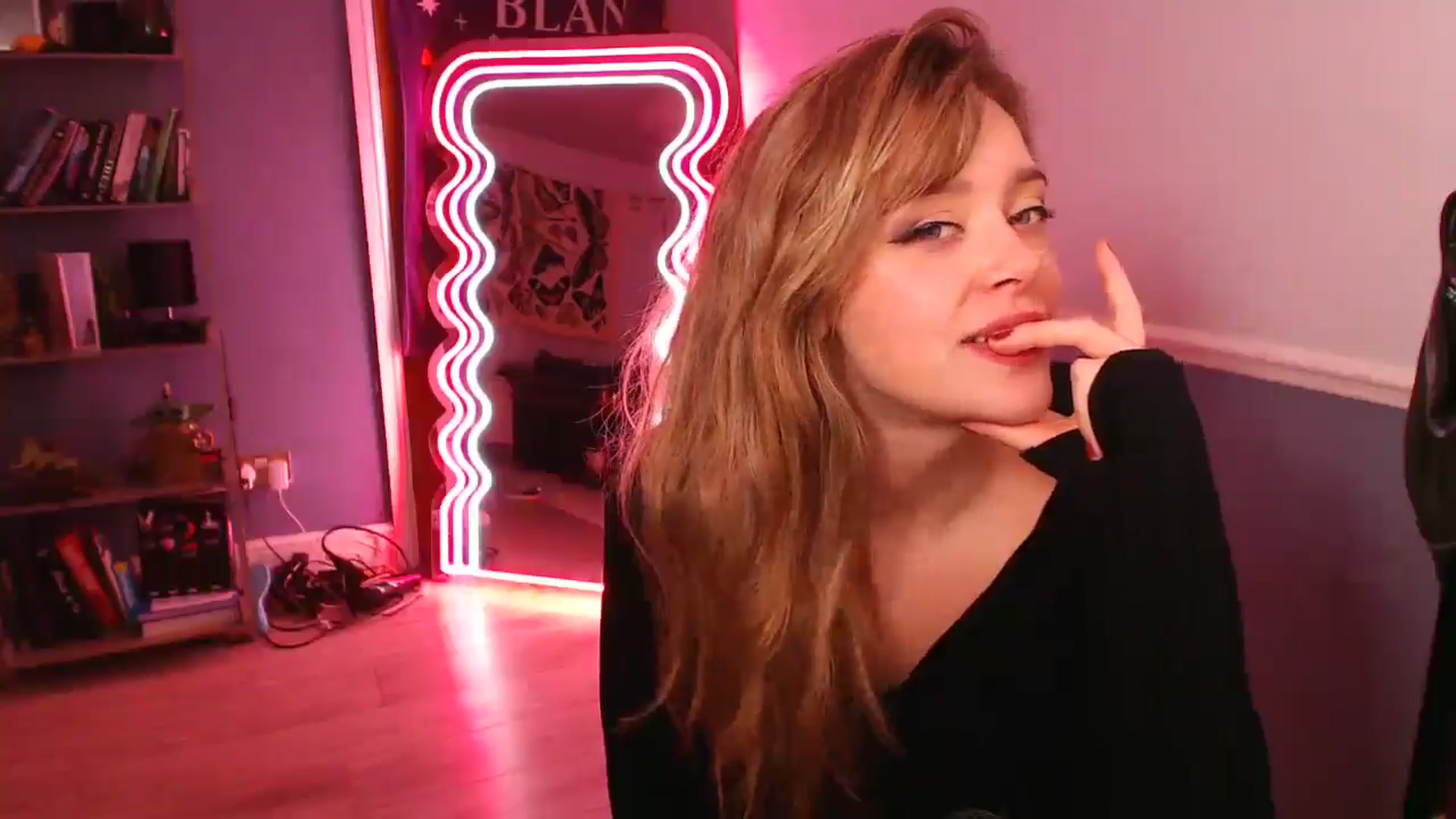 Gallery image thumbnail from KittyCash3w's myfreecams stream on, 12/09/2025, 19:09 image 17 of 20
