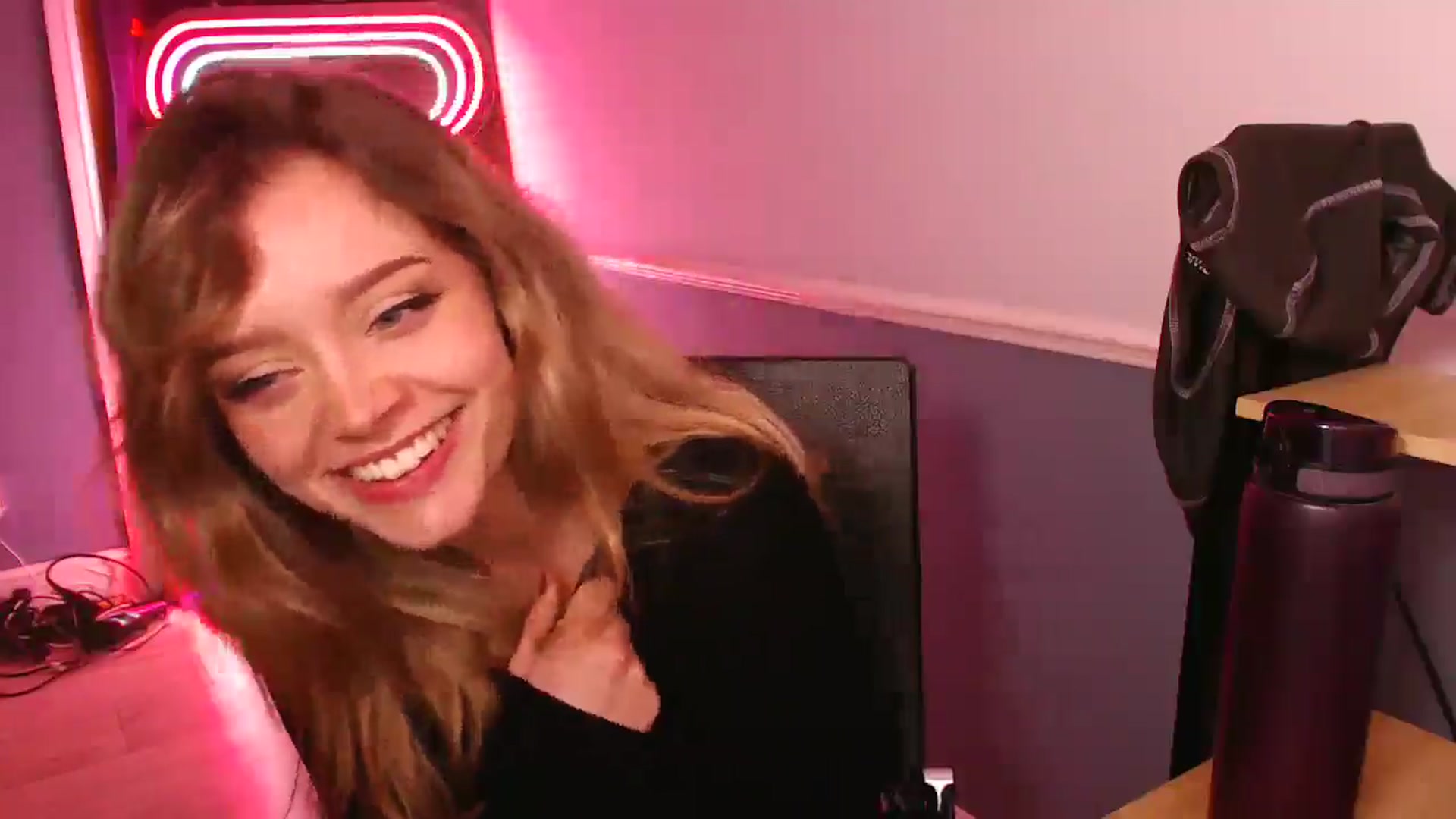 Gallery image thumbnail from KittyCash3w's myfreecams stream on, 12/09/2025, 19:09 image 5 of 20