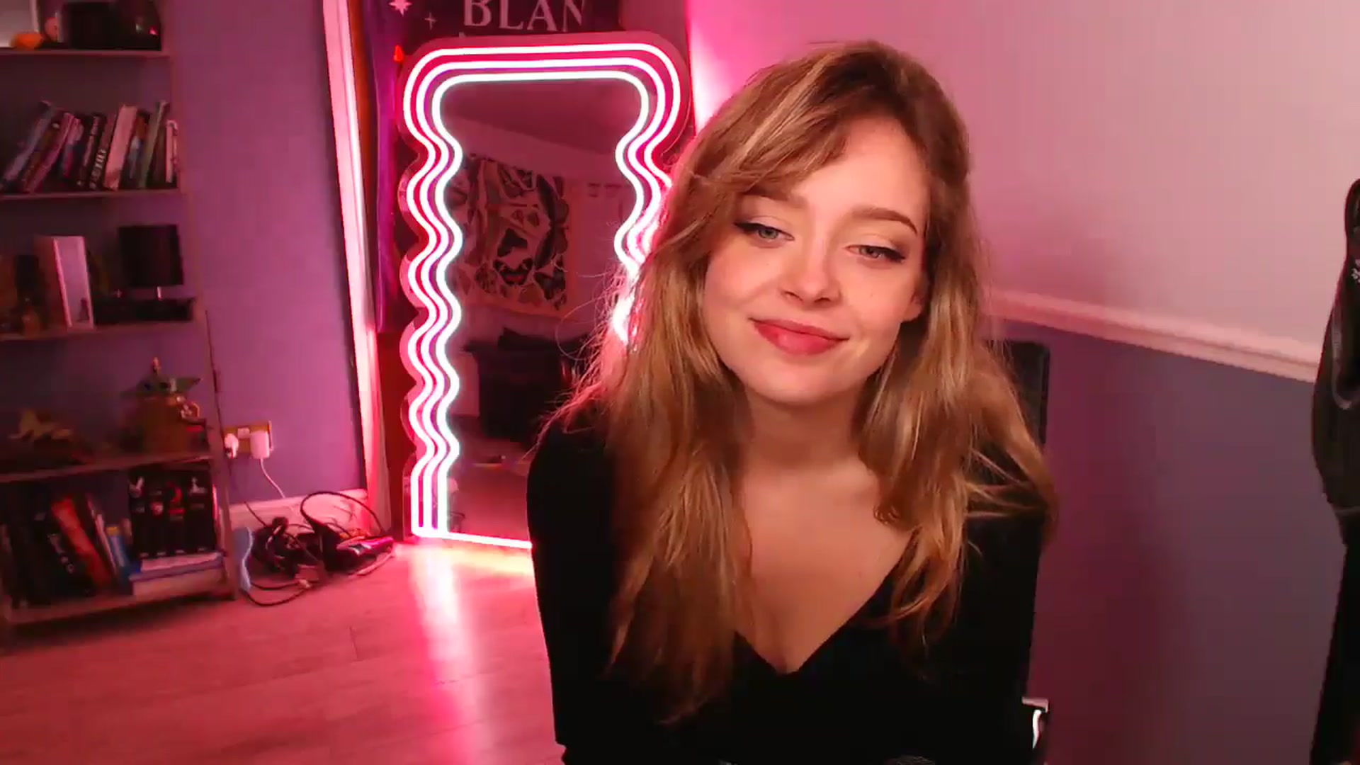 Gallery image thumbnail from KittyCash3w's myfreecams stream on, 12/09/2025, 19:09 image 16 of 20