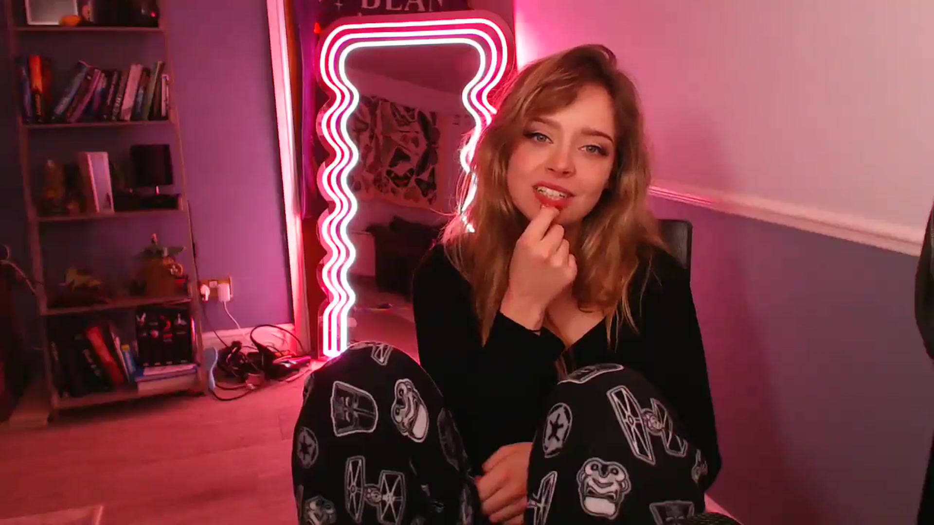 Gallery image thumbnail from KittyCash3w's myfreecams stream on, 12/09/2025, 19:09 image 4 of 20