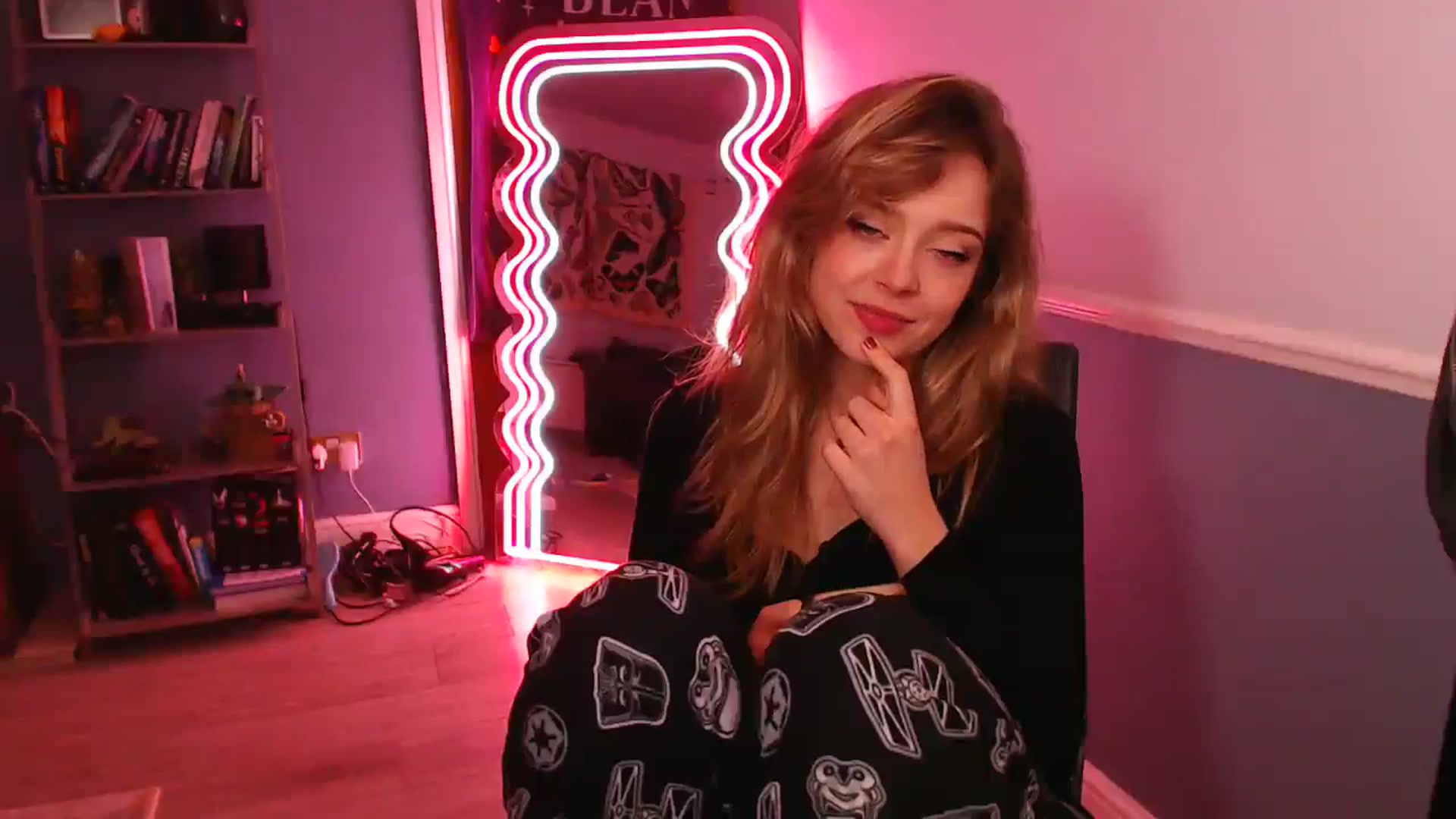 Gallery image thumbnail from KittyCash3w's myfreecams stream on, 12/09/2025, 19:09 image 2 of 20