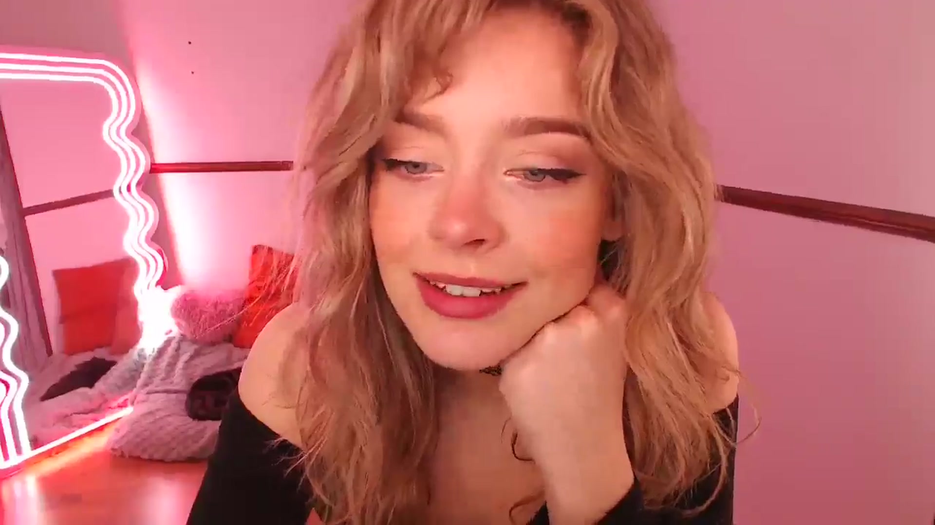 Gallery image thumbnail from KittyCash3w's myfreecams stream on, 03/26/2026, 10:15 image 7 of 20