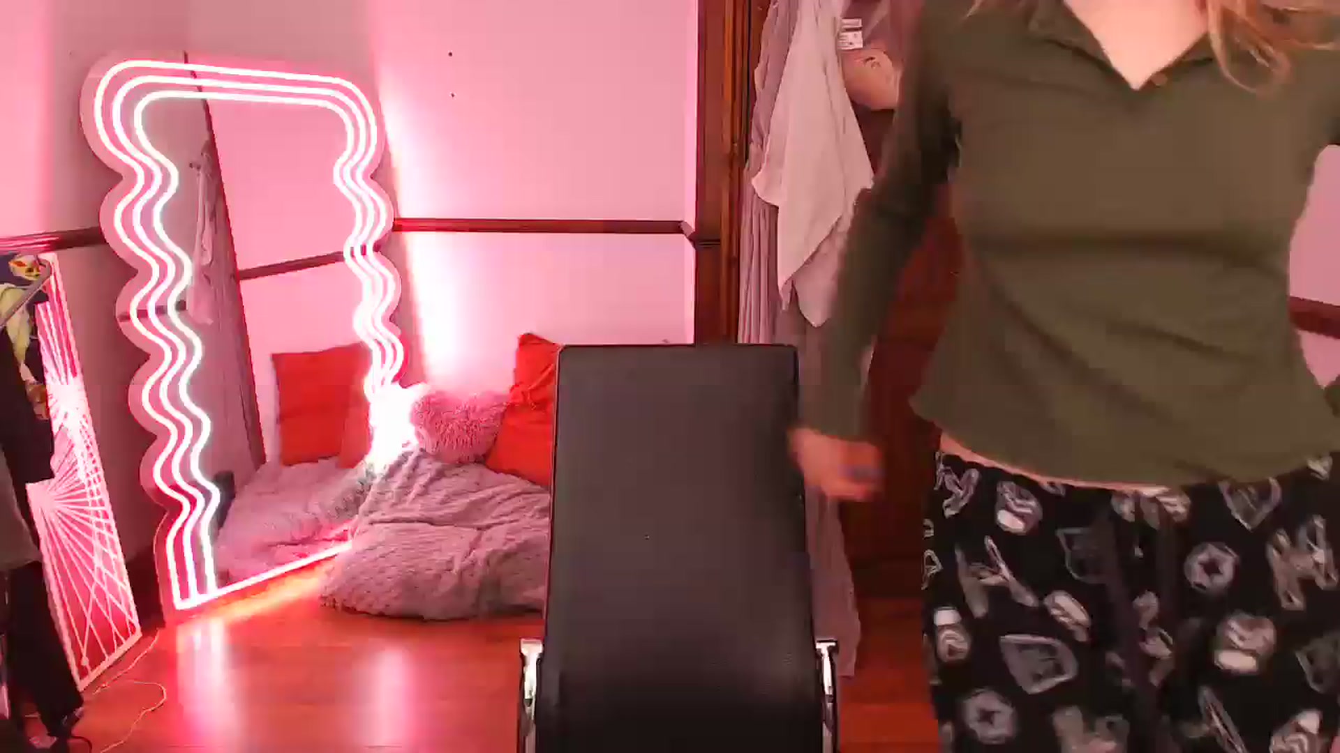 Gallery image thumbnail from KittyCash3w's myfreecams stream on, 03/27/2026, 14:16 image 1 of 20