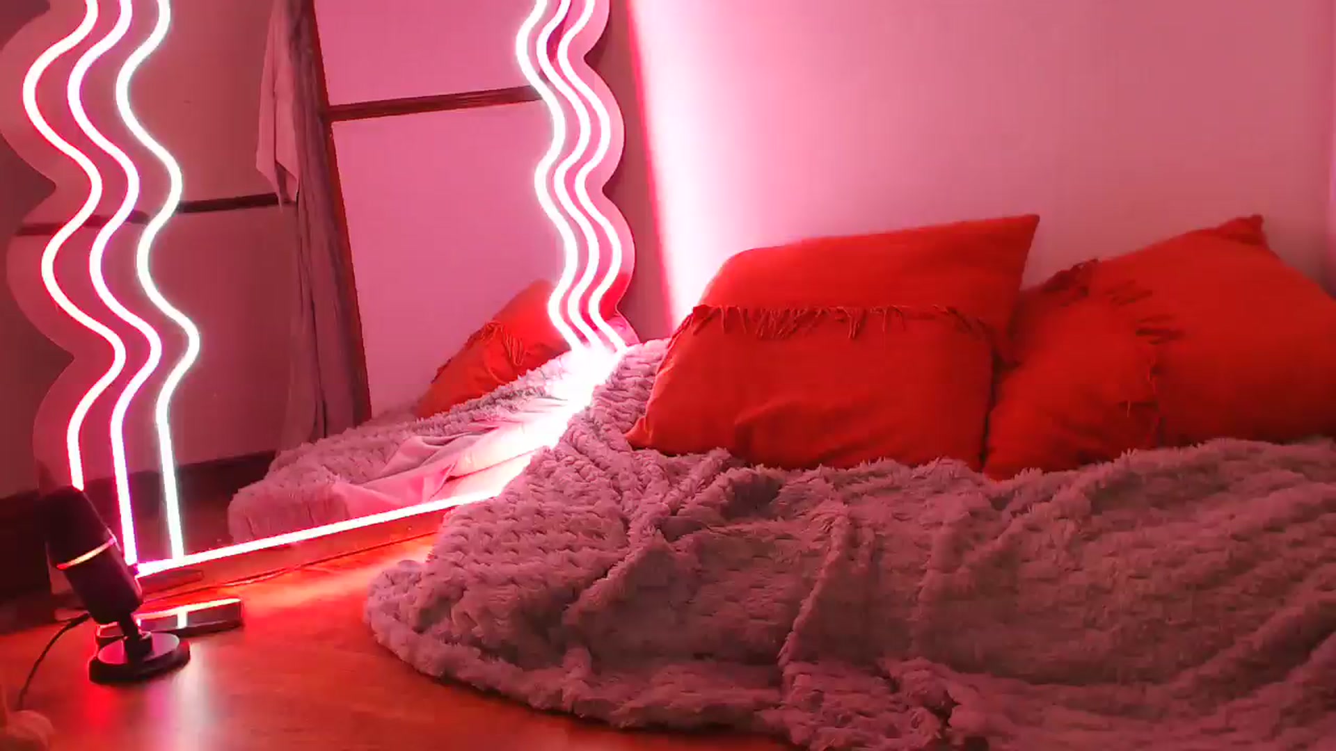 Gallery image thumbnail from KittyCash3w's myfreecams stream on, 03/31/2026, 22:55 image 16 of 20